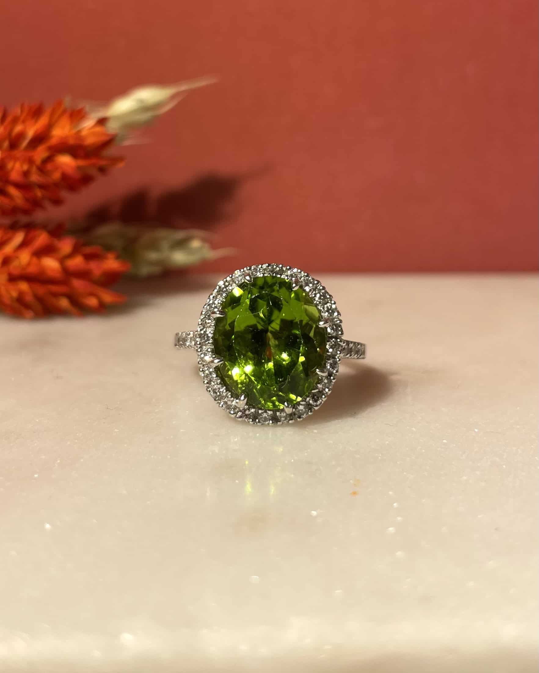 Bague Marguerite Péridot 7.70 Carats &amp; 44 Diamants "Olivia" - Elliade Paris