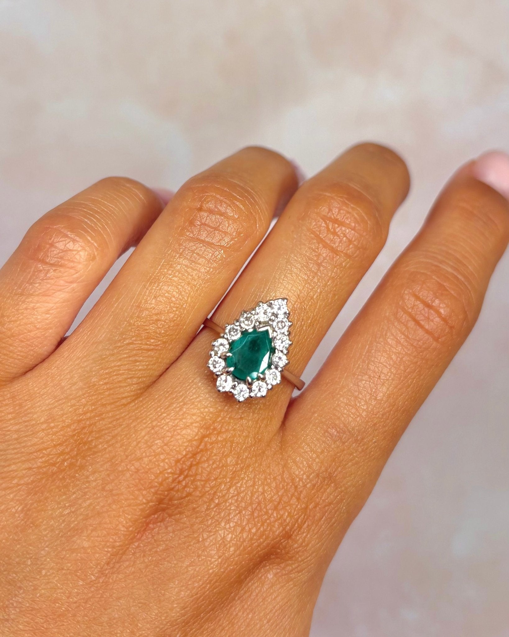 Bague Marguerite Poire Émeraude 0.95 carat &amp; Diamants 0.65 carat "Ylayia" - Elliade Paris