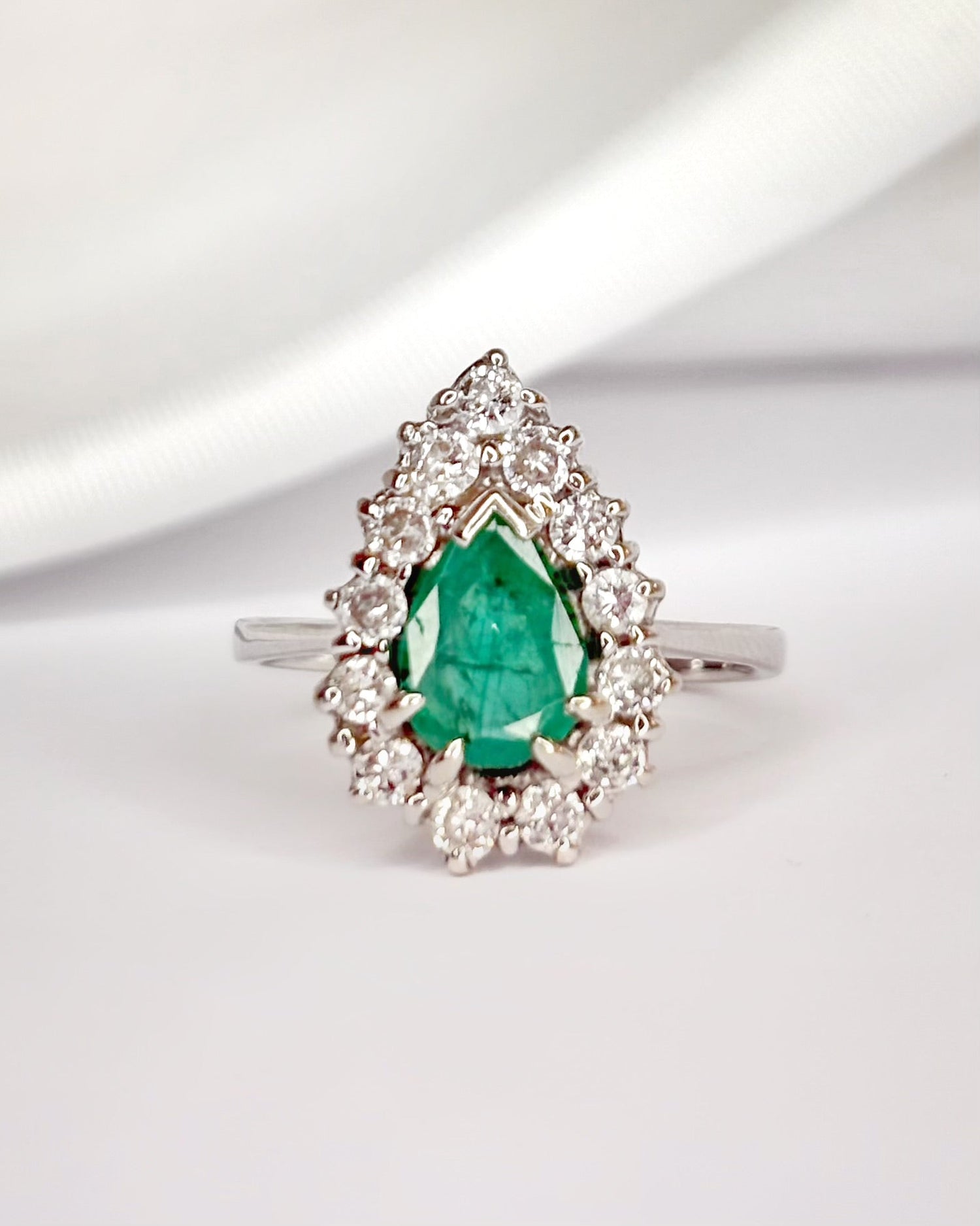 Bague Marguerite Poire Émeraude 0.95 carat &amp; Diamants 0.65 carat "Ylayia" - Elliade Paris