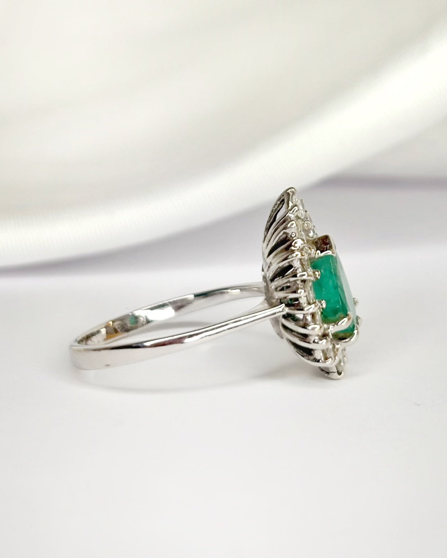 Bague Marguerite Poire Émeraude 0.95 carat &amp; Diamants 0.65 carat "Ylayia" - Elliade Paris