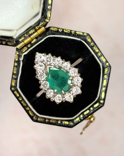 Bague Marguerite Poire Émeraude 0.95 carat &amp; Diamants 0.65 carat "Ylayia" - Elliade Paris