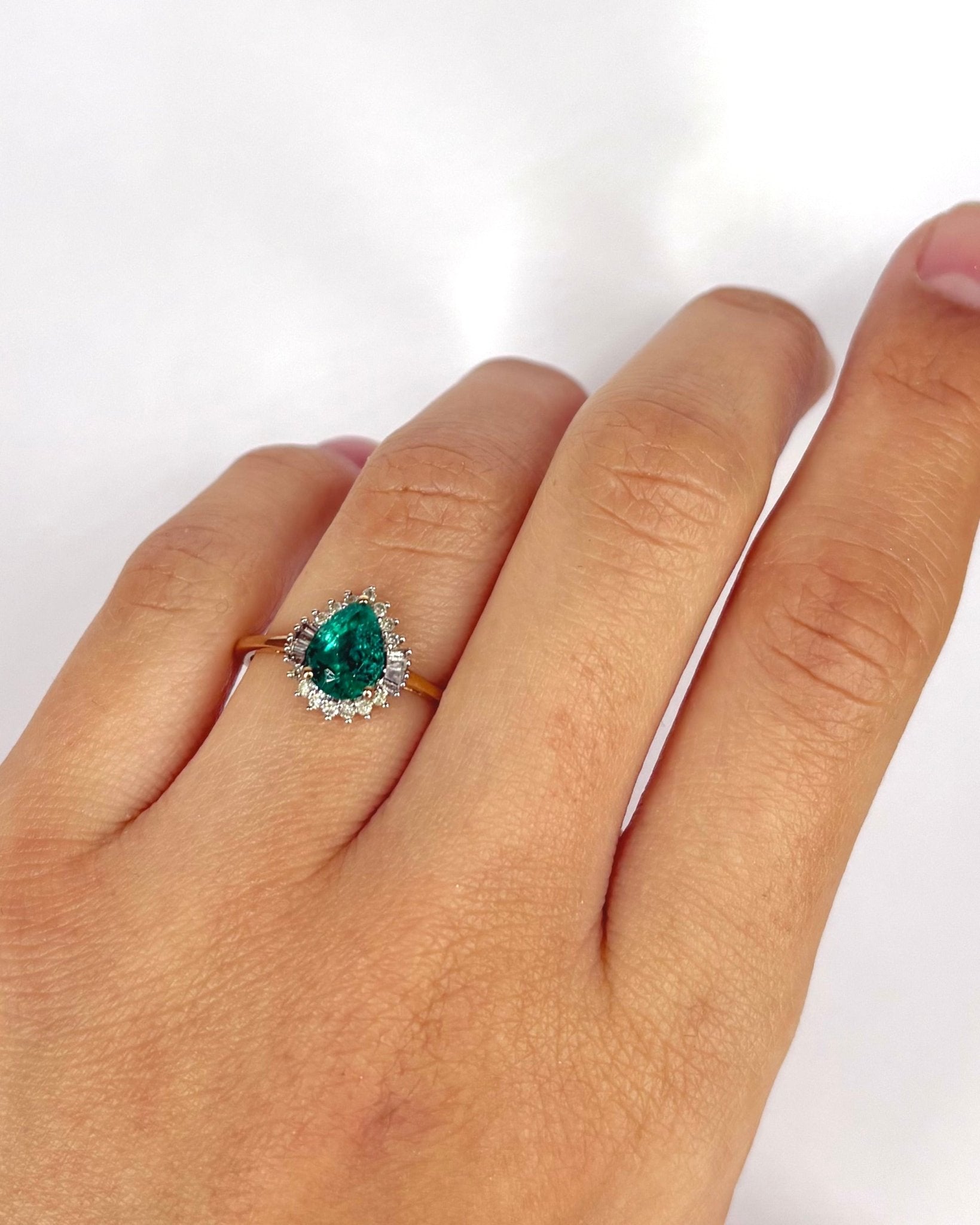 Bague Marguerite Poire Émeraude 1.2 carat &amp; Diamants "Mazarine" - Elliade Paris
