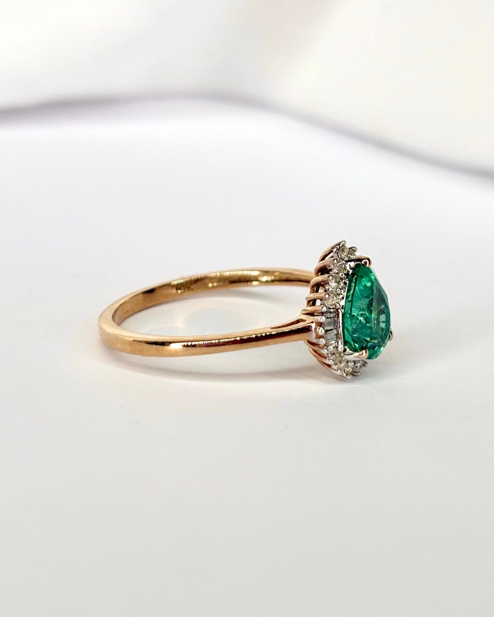 Bague Marguerite Poire Émeraude 1.2 carat &amp; Diamants "Mazarine" - Elliade Paris