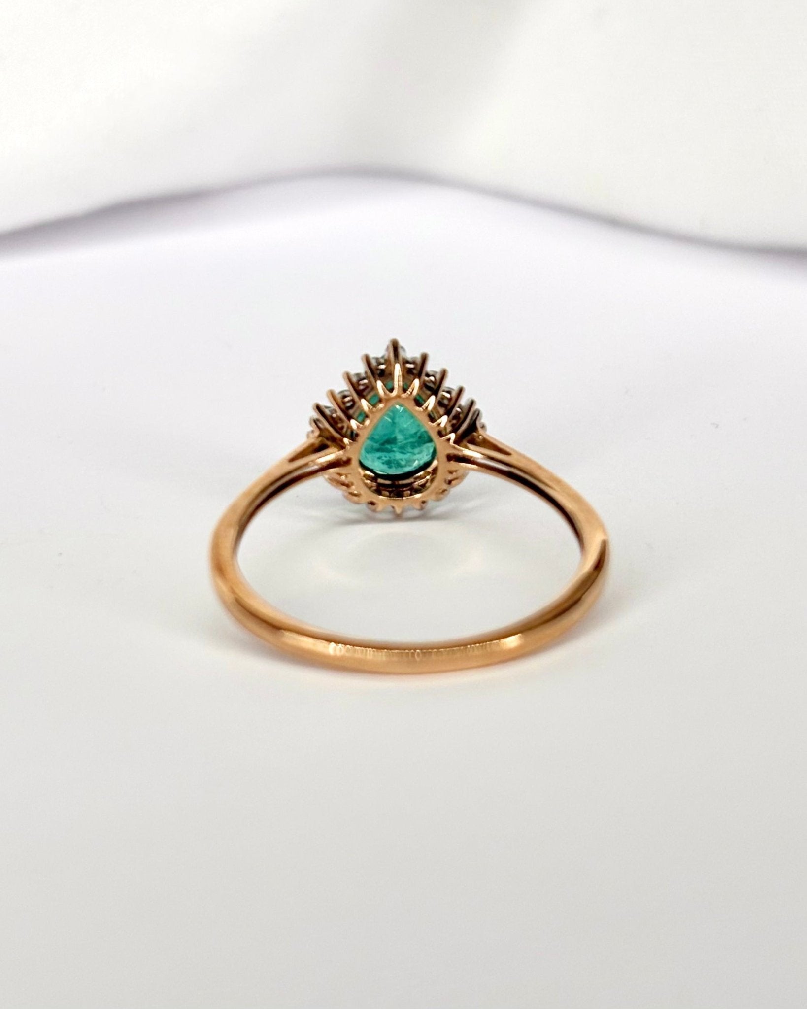 Bague Marguerite Poire Émeraude 1.2 carat &amp; Diamants "Mazarine" - Elliade Paris