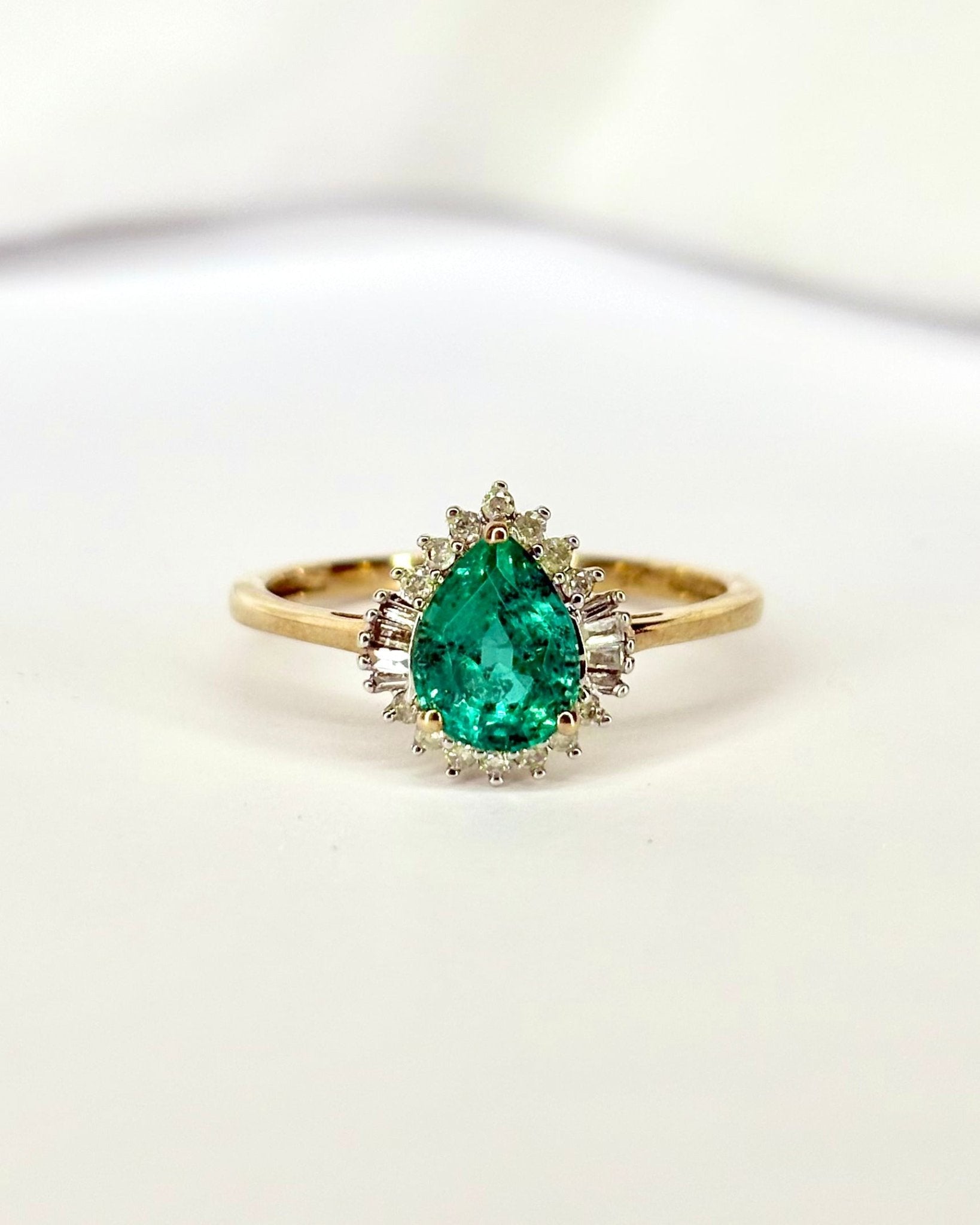 Bague Marguerite Poire Émeraude 1.2 carat &amp; Diamants "Mazarine" - Elliade Paris