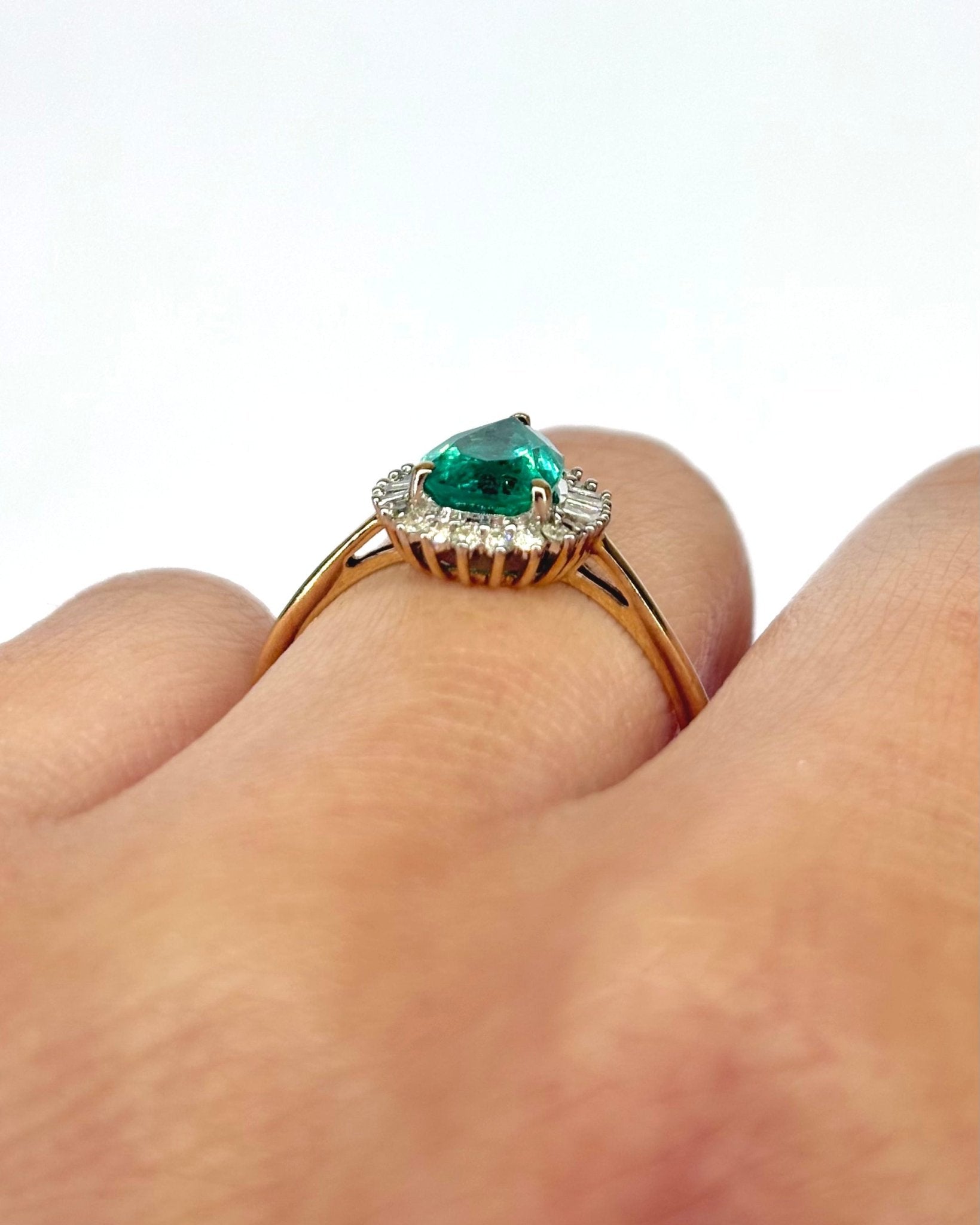 Bague Marguerite Poire Émeraude 1.2 carat &amp; Diamants "Mazarine" - Elliade Paris