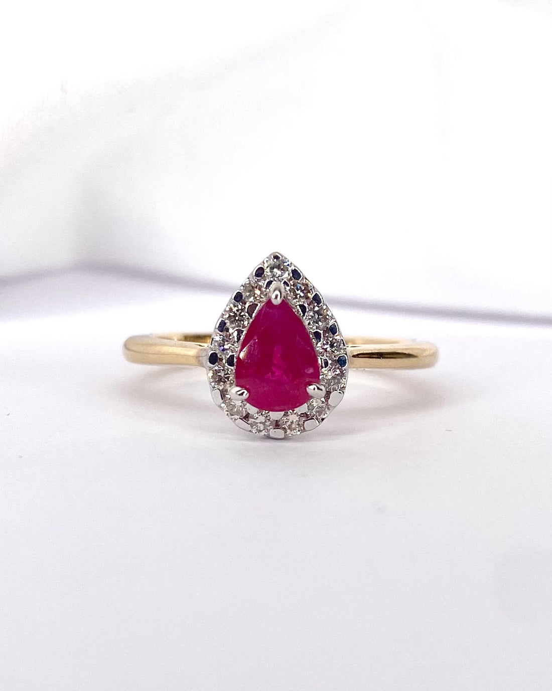 Bague Marguerite Poire Rubis 1 carat &amp; Diamants "Georgia" - Elliade Paris