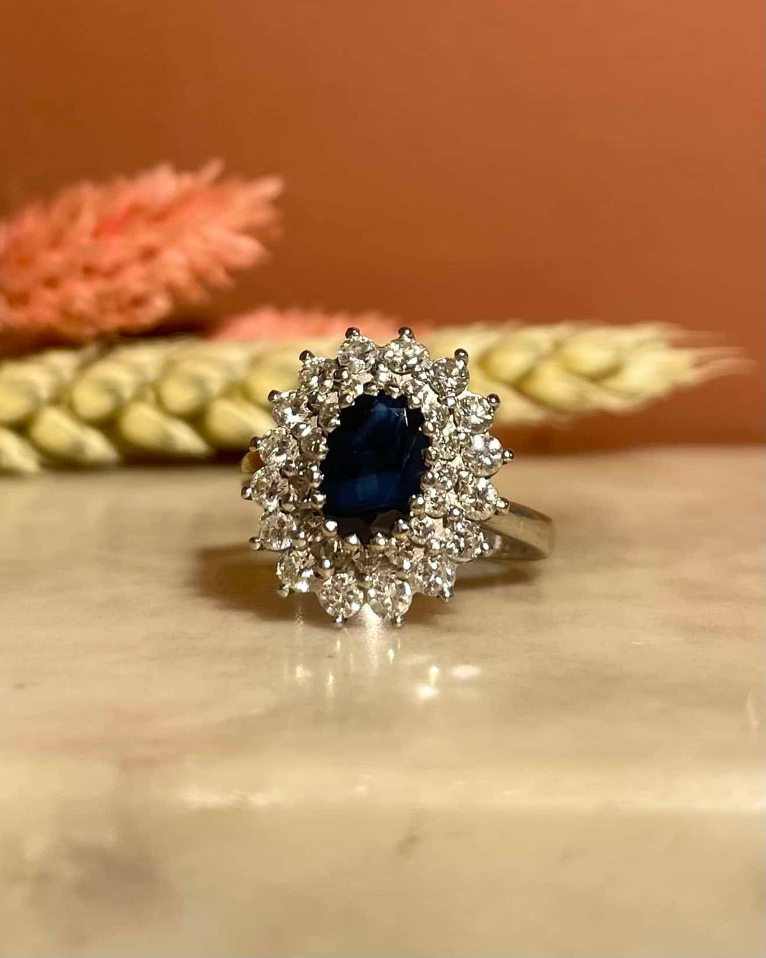 Bague Marguerite Saphir 1.80 carat &amp; 30 Diamants &quot;Tamara&quot;