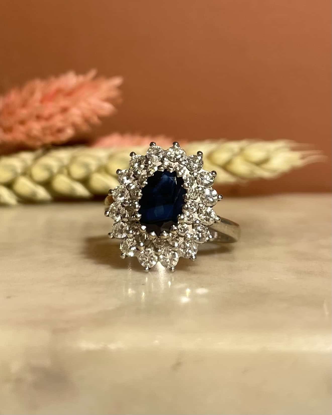 Bague Marguerite Saphir 1.80 carat &amp; 30 Diamants "Tamara" - Elliade Paris