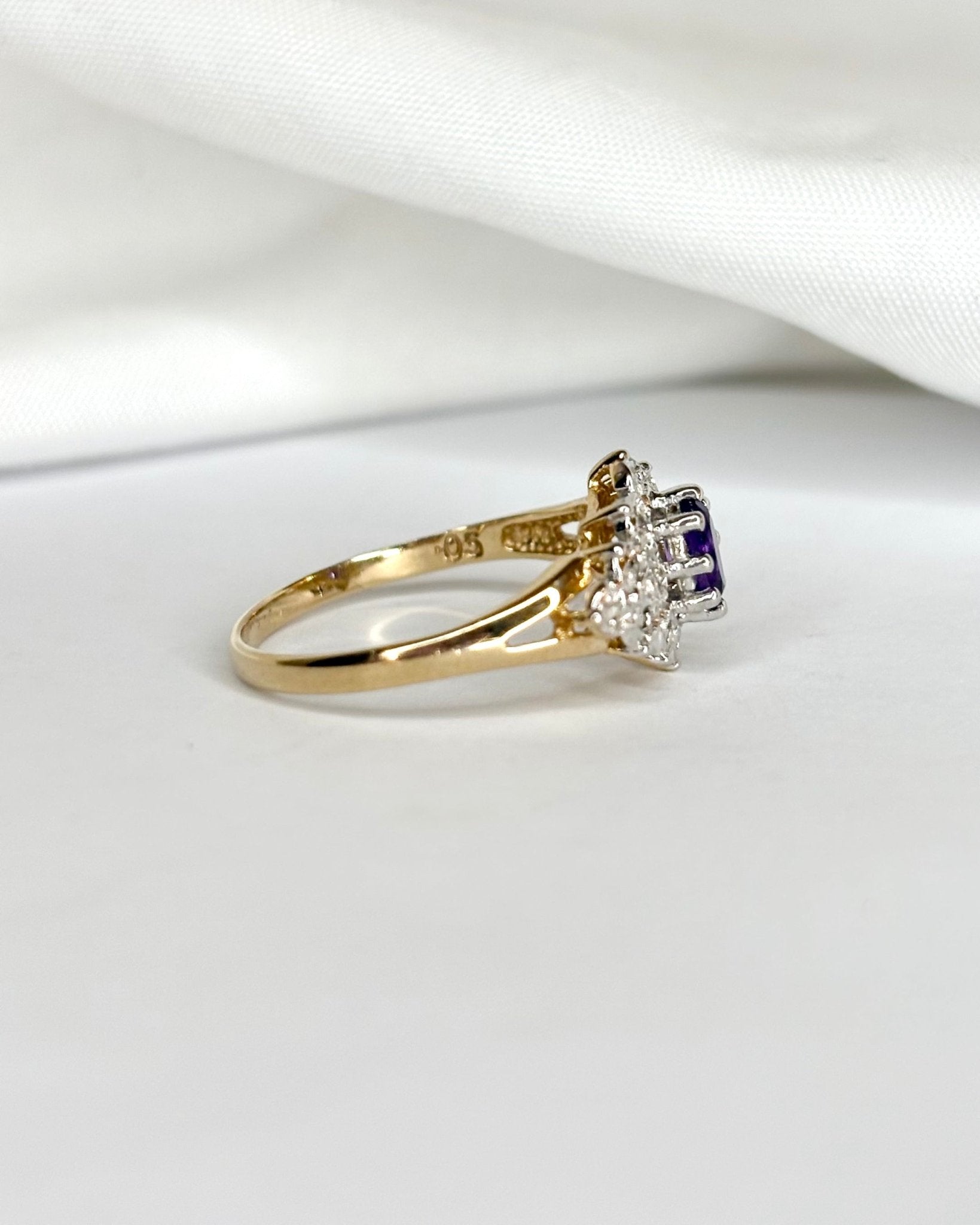 Bague Marguerite Rivière Améthyste &amp; 14 Diamants "Lamia" - Elliade Paris
