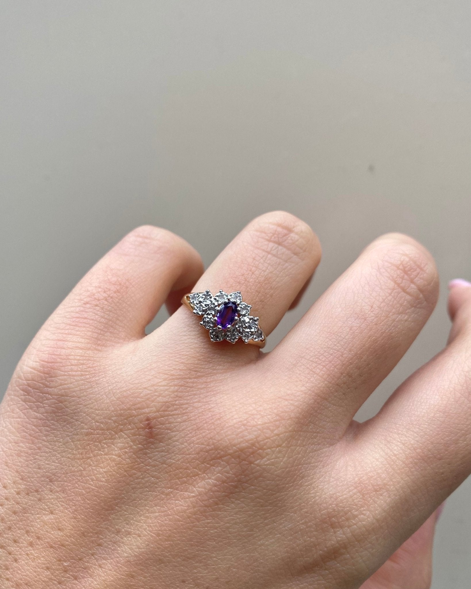 Bague Marguerite Rivière Améthyste &amp; 14 Diamants "Lamia" - Elliade Paris