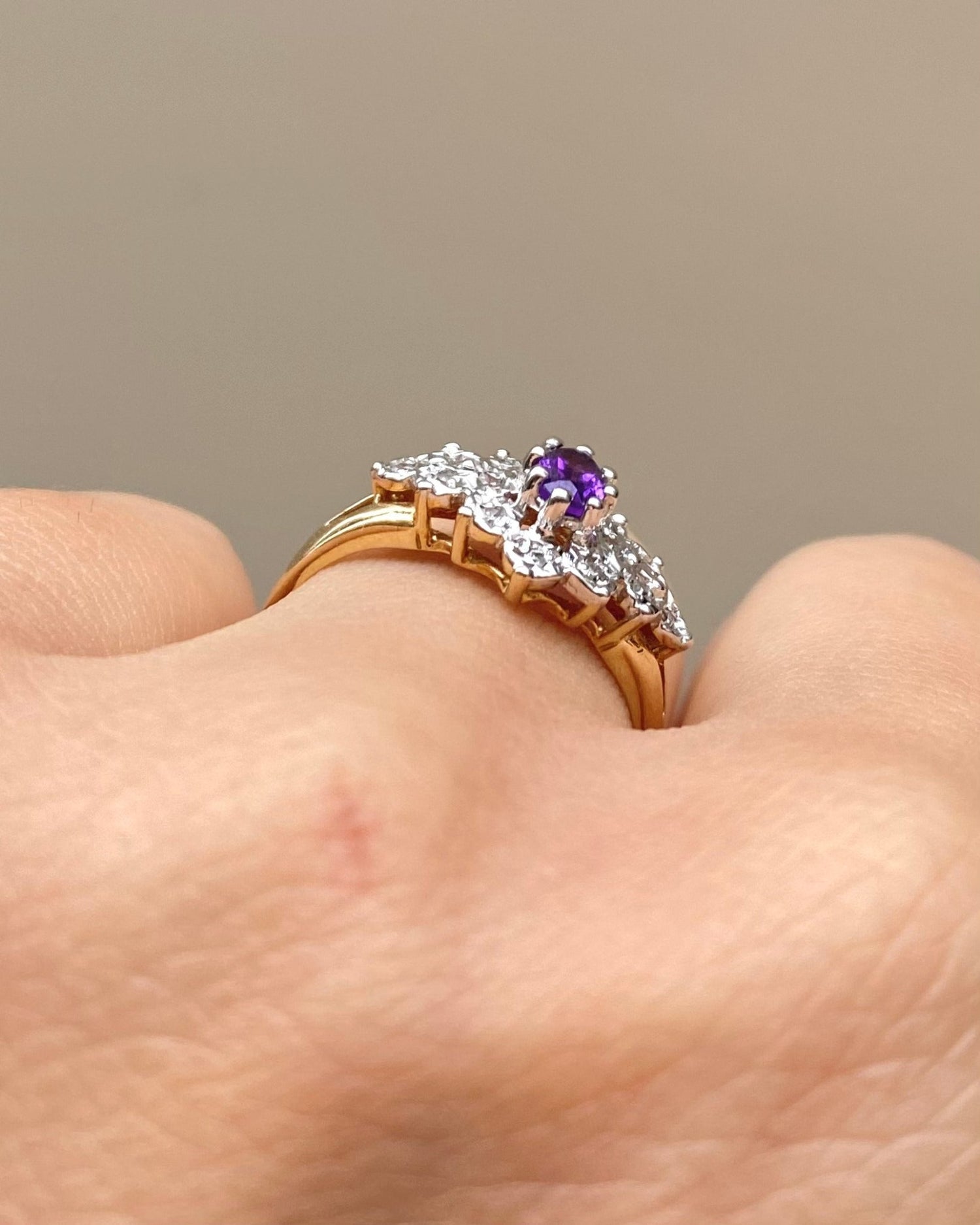 Bague Marguerite Rivière Améthyste &amp; 14 Diamants &quot;Lamia&quot; - Elliade Paris