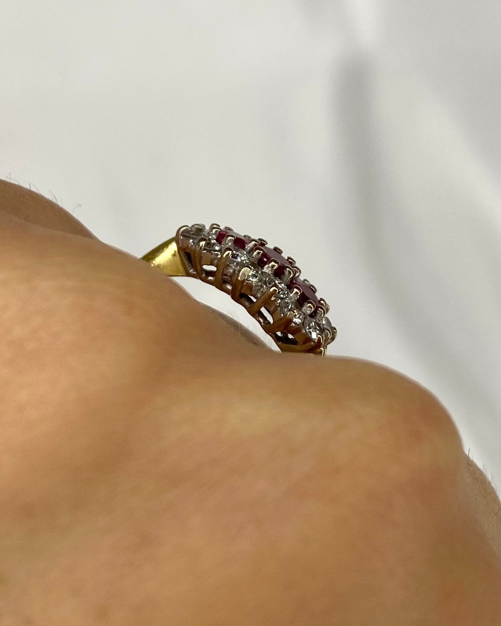 Bague Marguerite Rivière Rubis 0.49 carat &amp; Diamants 0.42 carat "Emilia" - Elliade Paris