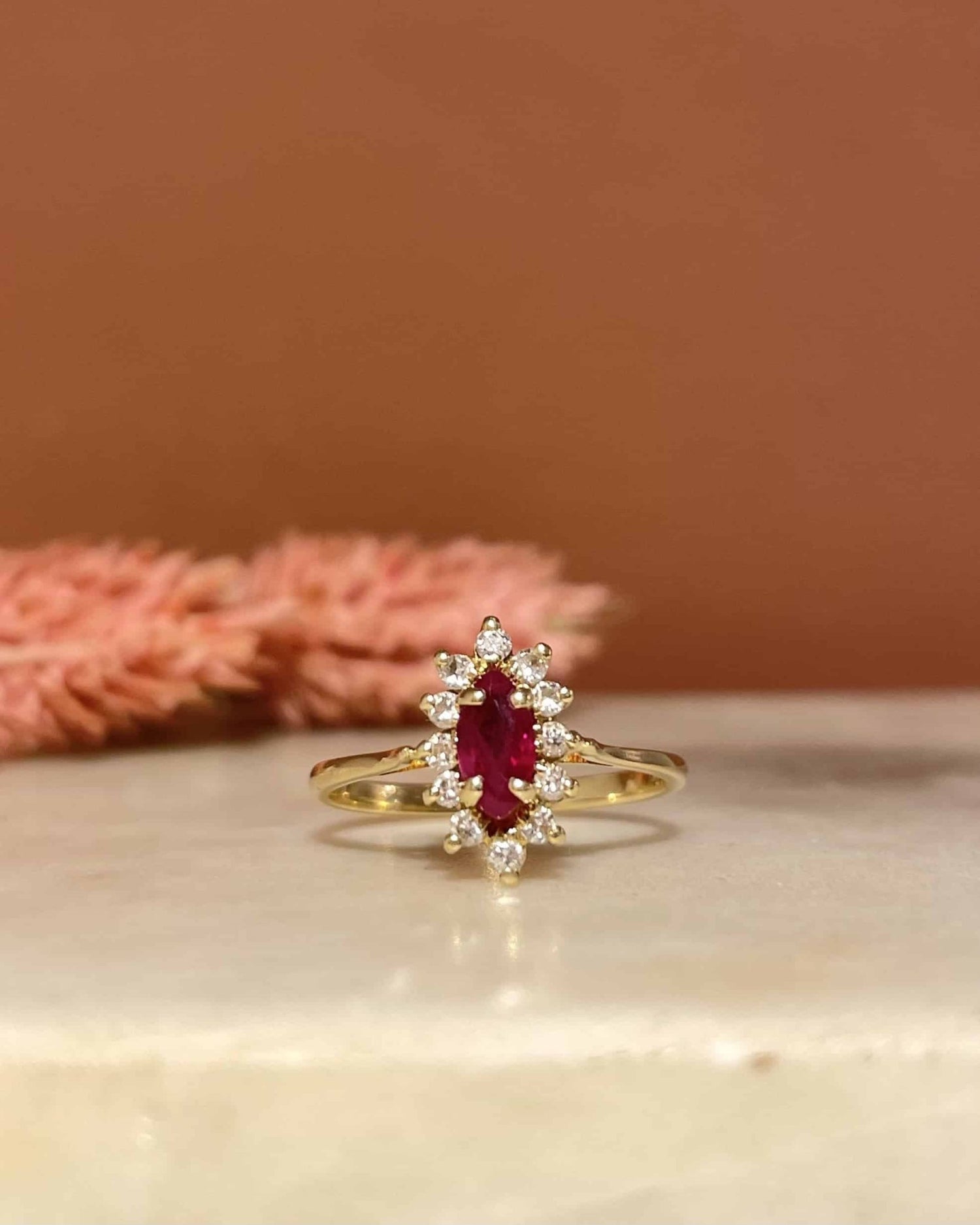Bague Marguerite Rubis 0.30 Carat &amp; Diamants &quot;Murielle&quot; - Elliade Paris
