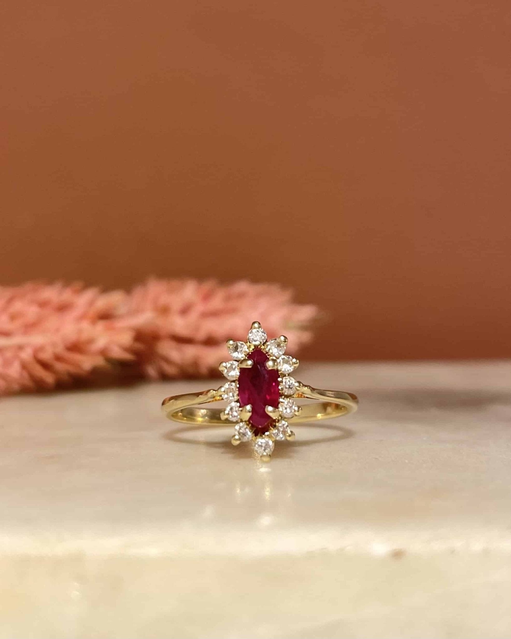 Bague Marguerite Rubis 0.30 Carat &amp; Diamants &quot;Murielle&quot; - Elliade Paris