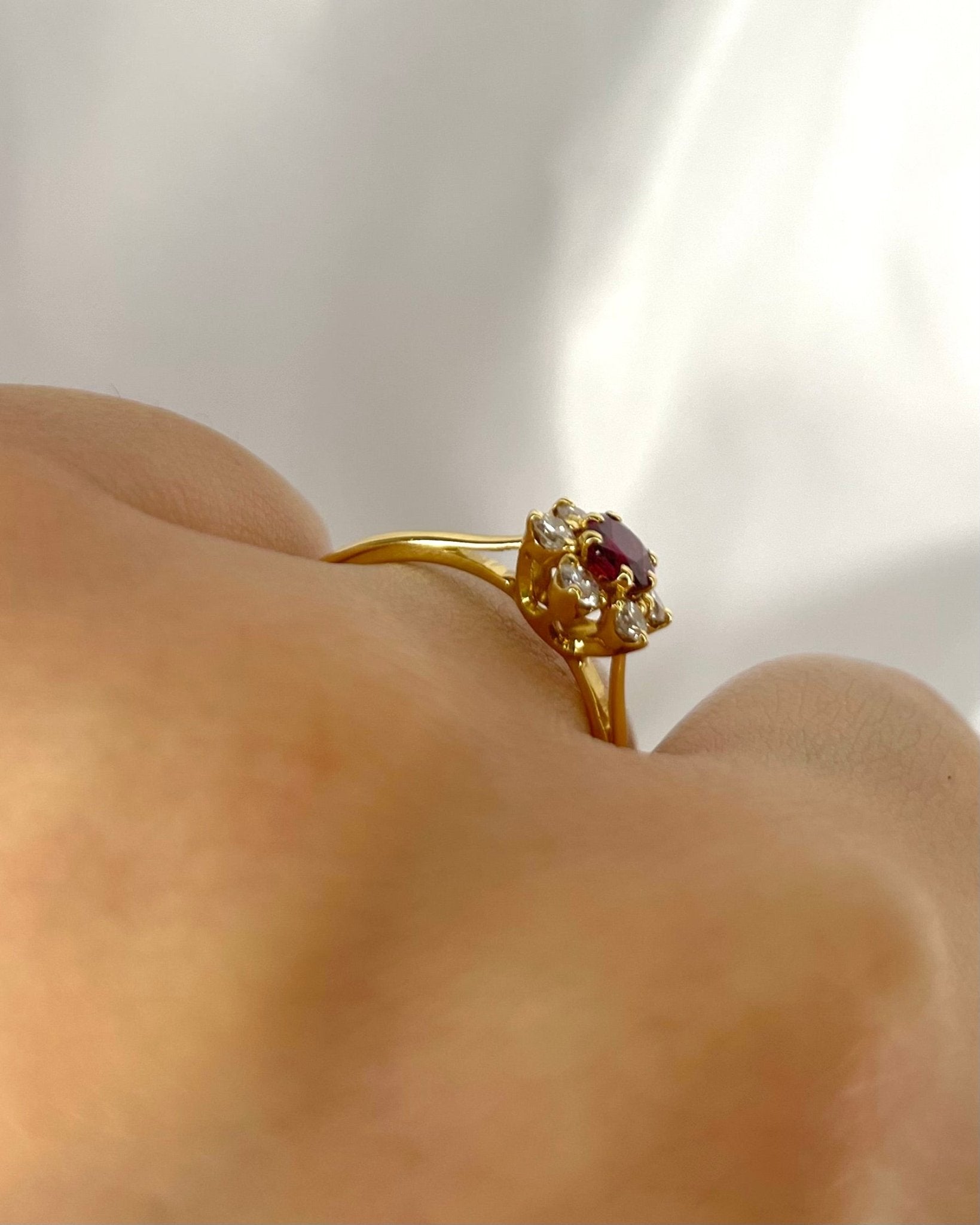Bague Marguerite Rubis 0.35 carat &amp; Diamants "Romane" - Elliade Paris