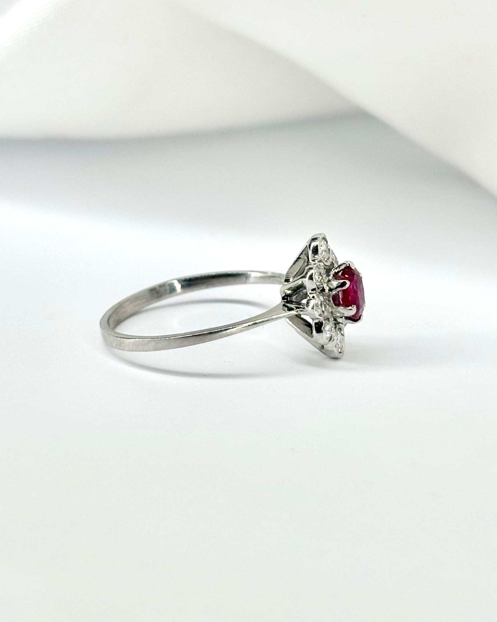 Bague Marguerite Rubis 0.40 carat &amp; 8 Diamants "Romy" - Elliade Paris