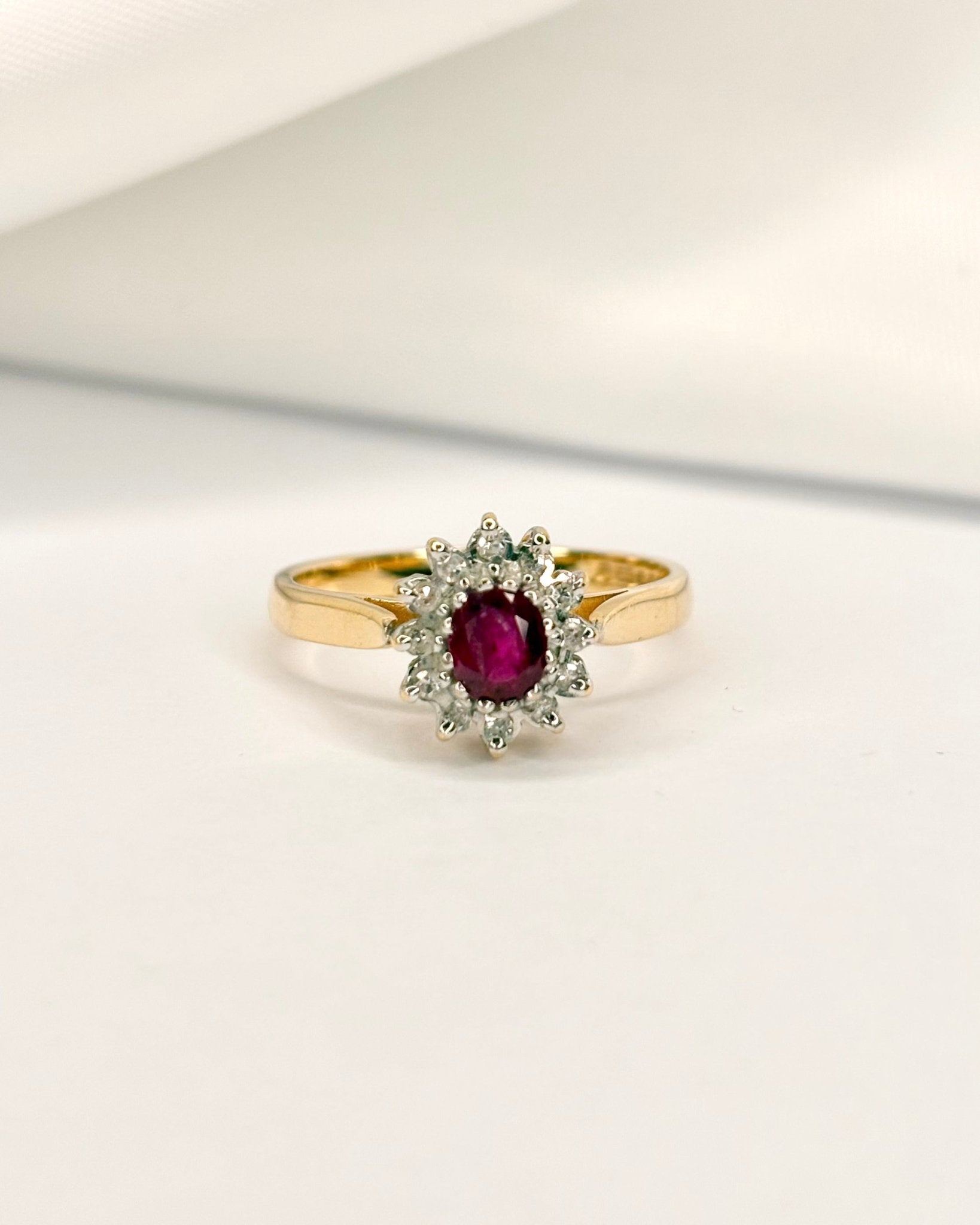 Bague Marguerite Rubis 0.42 carat &amp; 12 Diamants "Adisson" - Elliade Paris