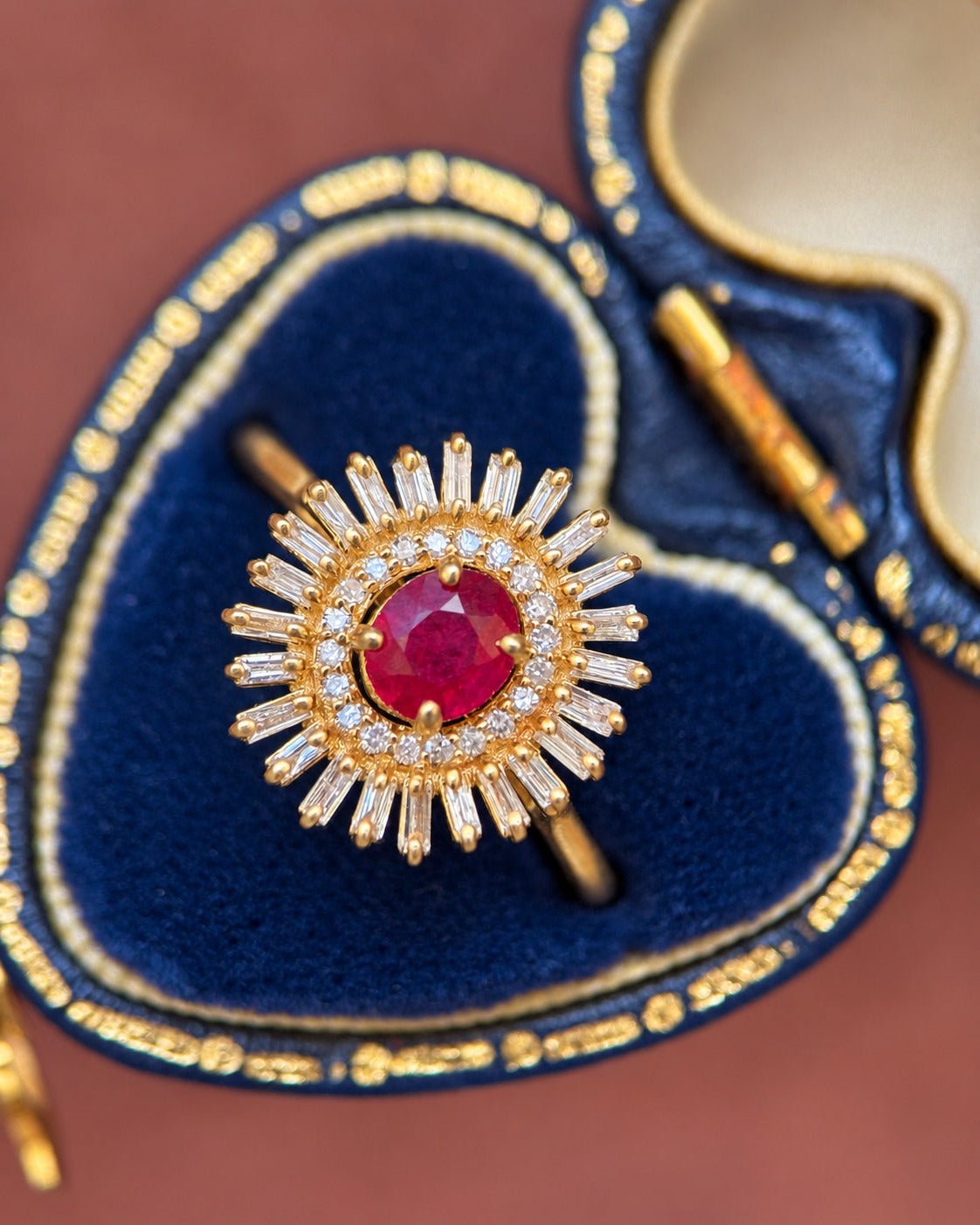 Bague Marguerite Rubis 0.42 carat &amp; Diamants Baguette 0.31 carat "Suzanne" - Elliade Paris
