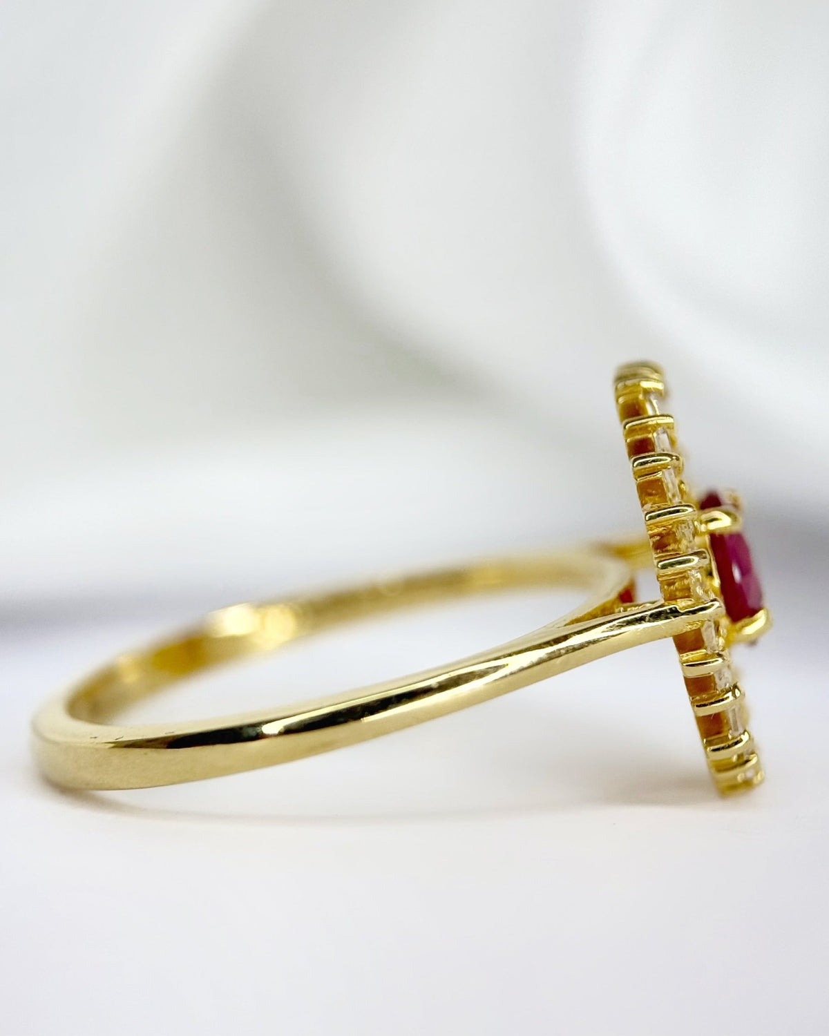 Bague Marguerite Rubis 0.42 carat &amp; Diamants Baguette 0.31 carat "Suzanne" - Elliade Paris