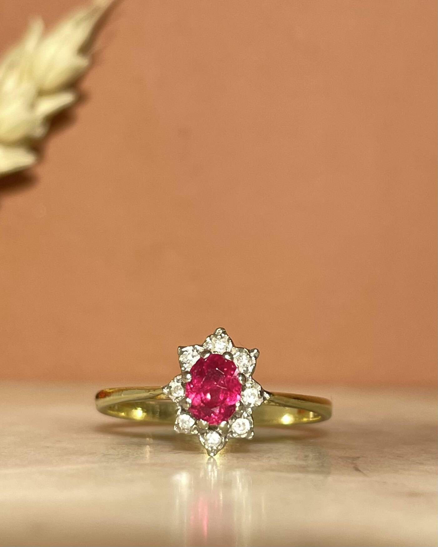 Bague Marguerite Rubis 0.45 Carat &amp; 8 Diamants &quot;Prue&quot; - Elliade Paris
