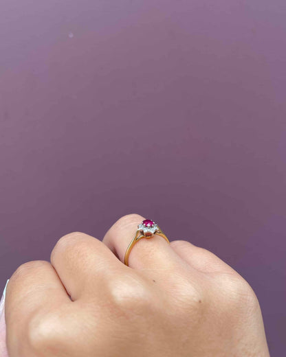 Bague Marguerite Rubis 0.45 Carat &amp; 8 Diamants &quot;Prue&quot; - Elliade Paris