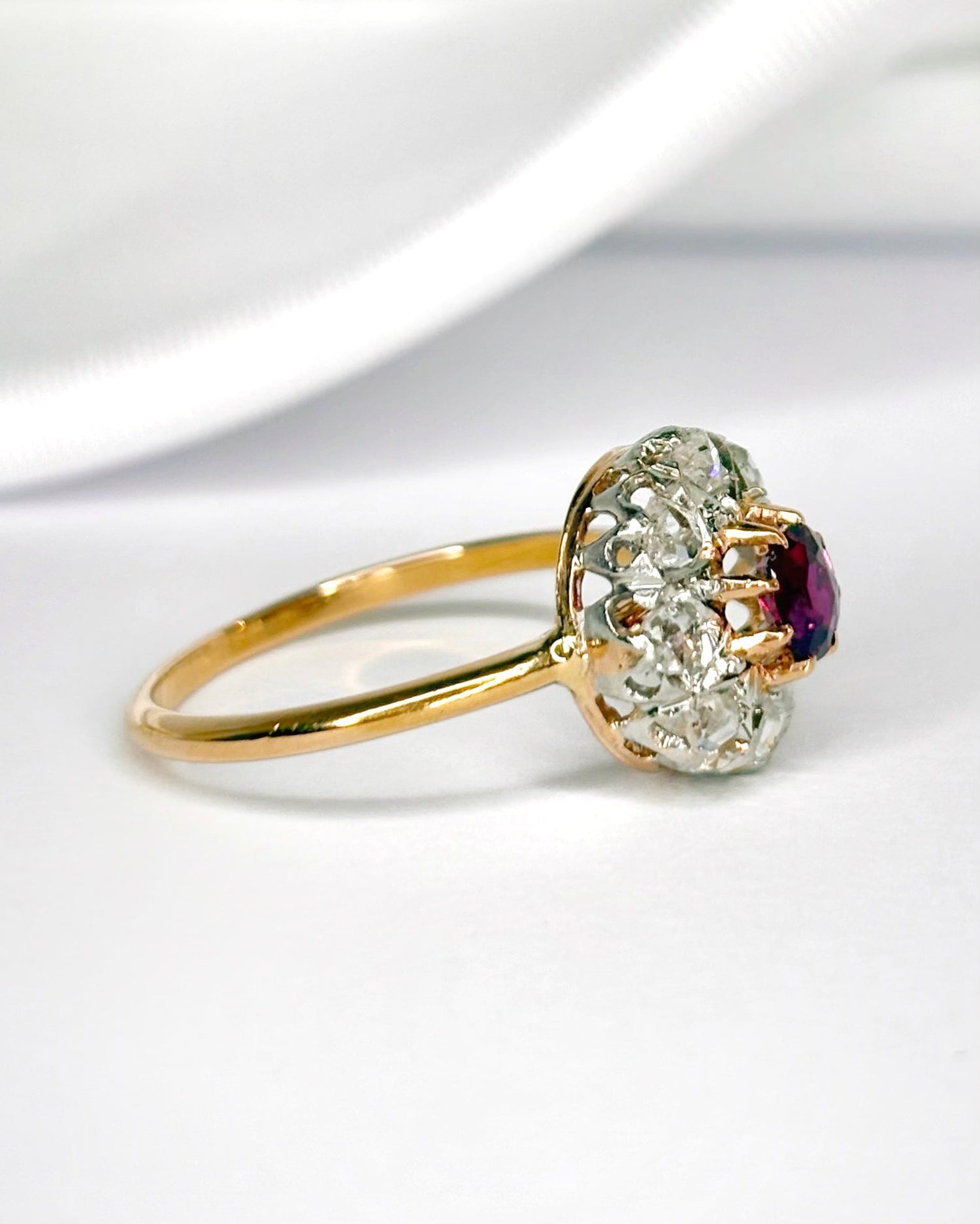 Bague Marguerite Rubis 0.45 carat &amp; Diamants 0.30 carat "Anais" - Elliade Paris