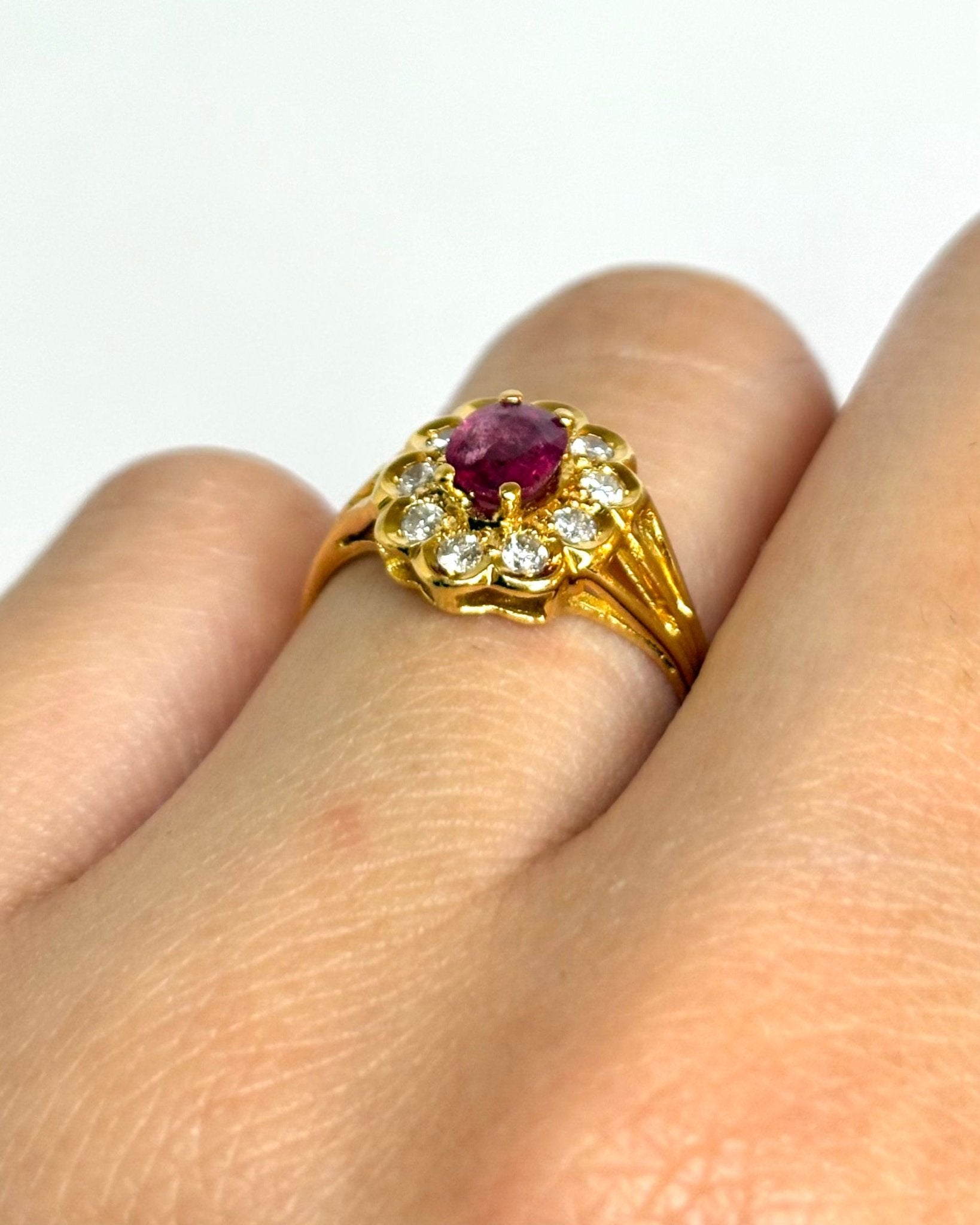Bague Marguerite Rubis 0.45 carat &amp; Diamants "Maé" - Elliade Paris