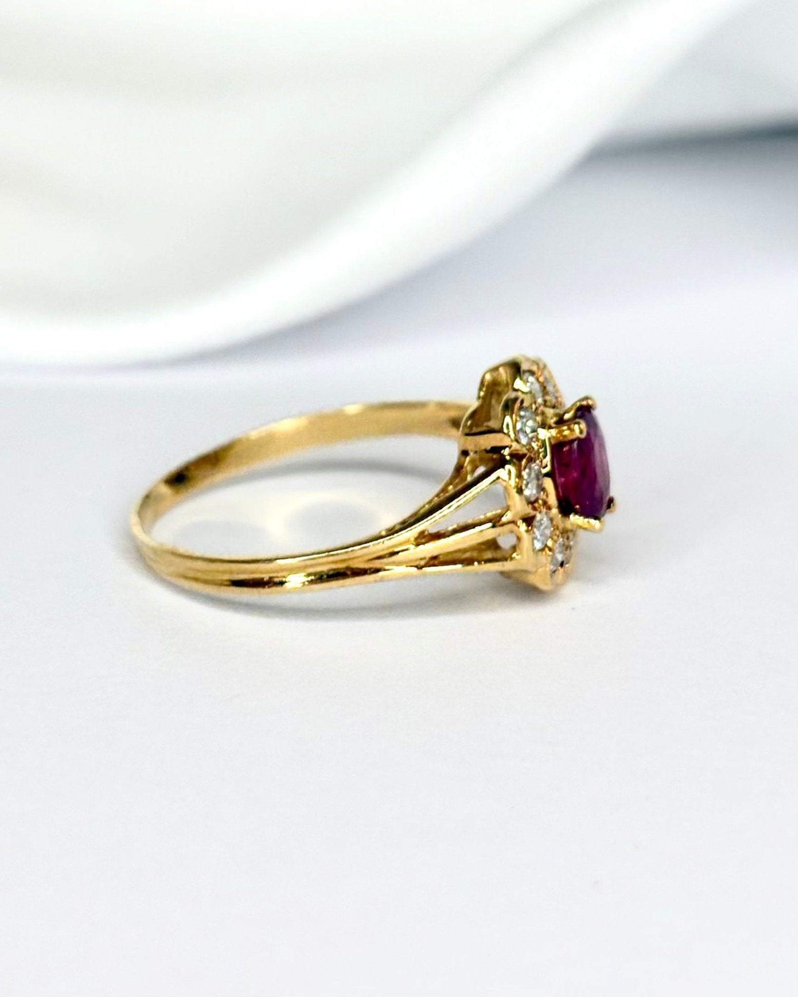 Bague Marguerite Rubis 0.45 carat &amp; Diamants "Maé" - Elliade Paris