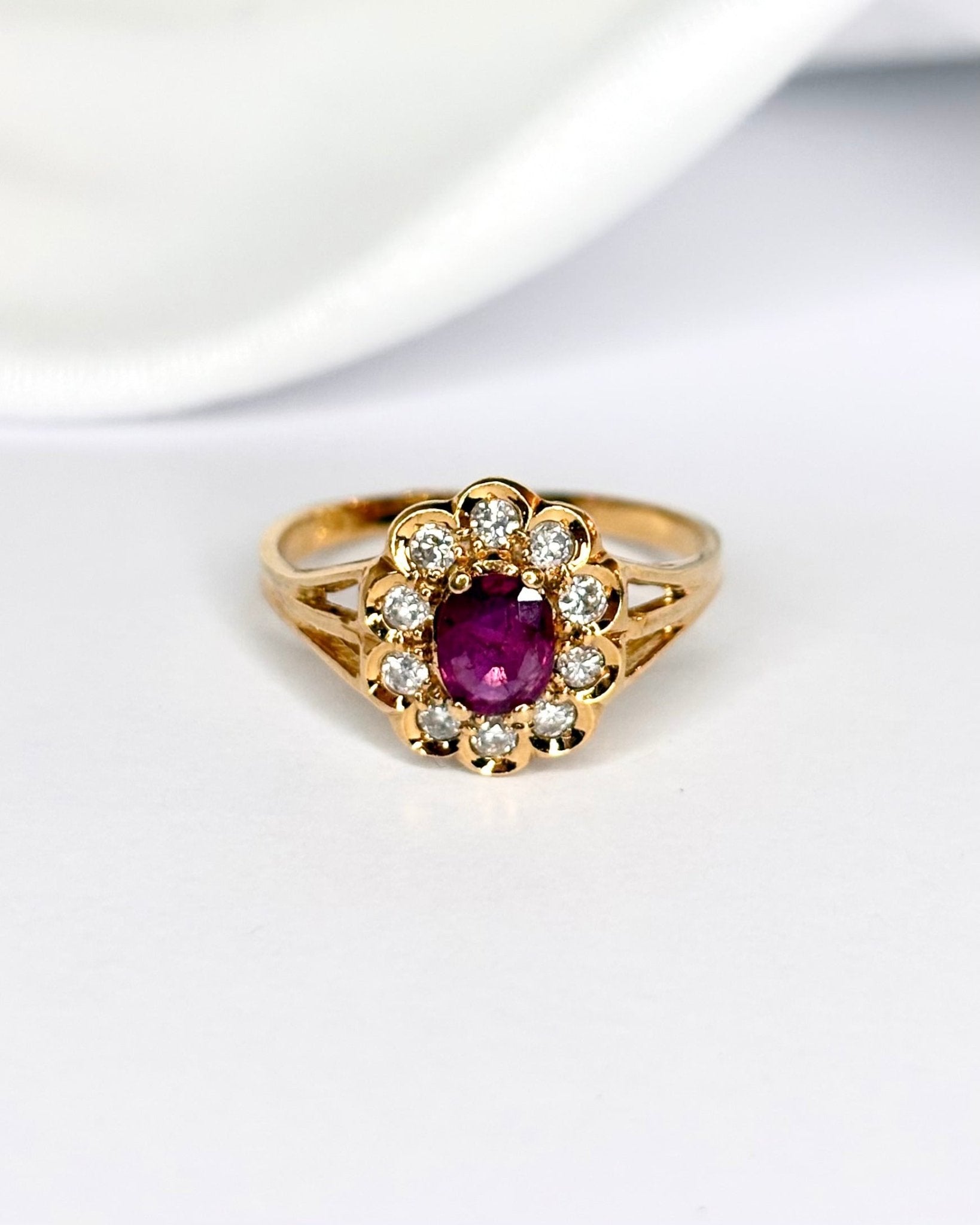 Bague Marguerite Rubis 0.45 carat &amp; Diamants "Maé" - Elliade Paris