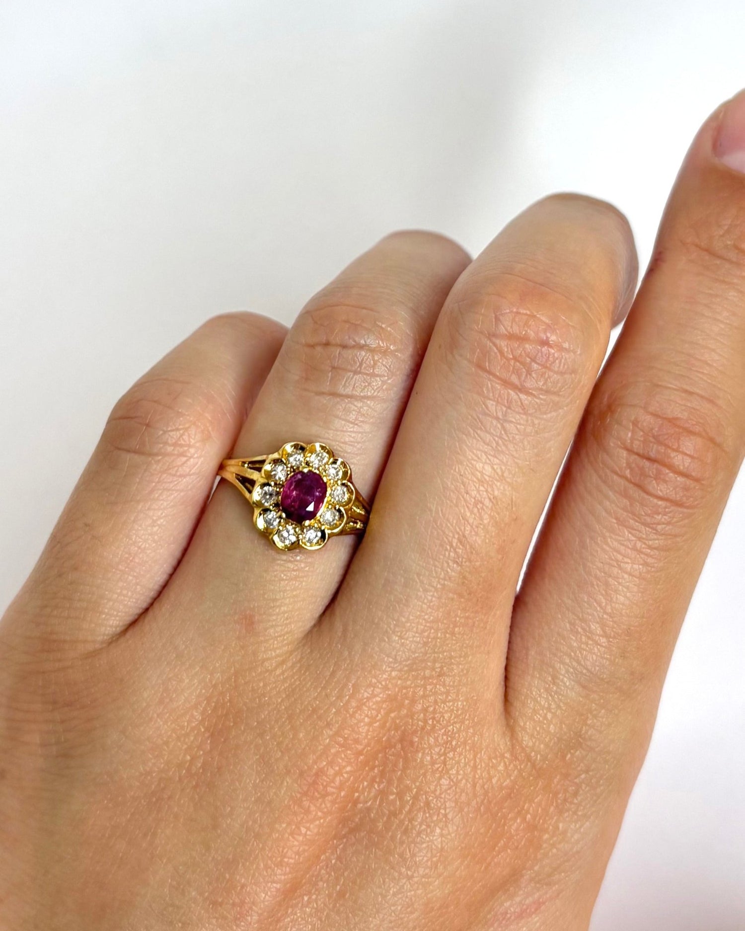 Bague Marguerite Rubis 0.45 carat &amp; Diamants "Maé" - Elliade Paris