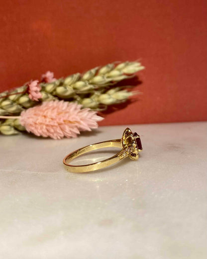 Bague Marguerite Rubis 0.50 Carat &amp; 16 Diamants &quot;Najiaa&quot; - Elliade Paris