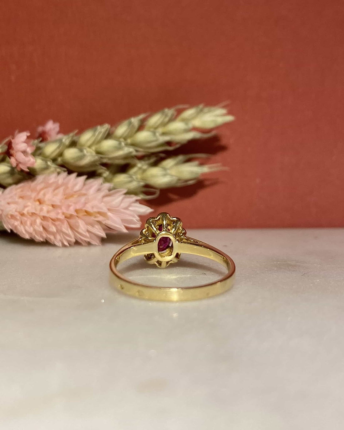 Bague Marguerite Rubis 0.50 Carat & 16 Diamants "Najiaa" - Elliade Paris