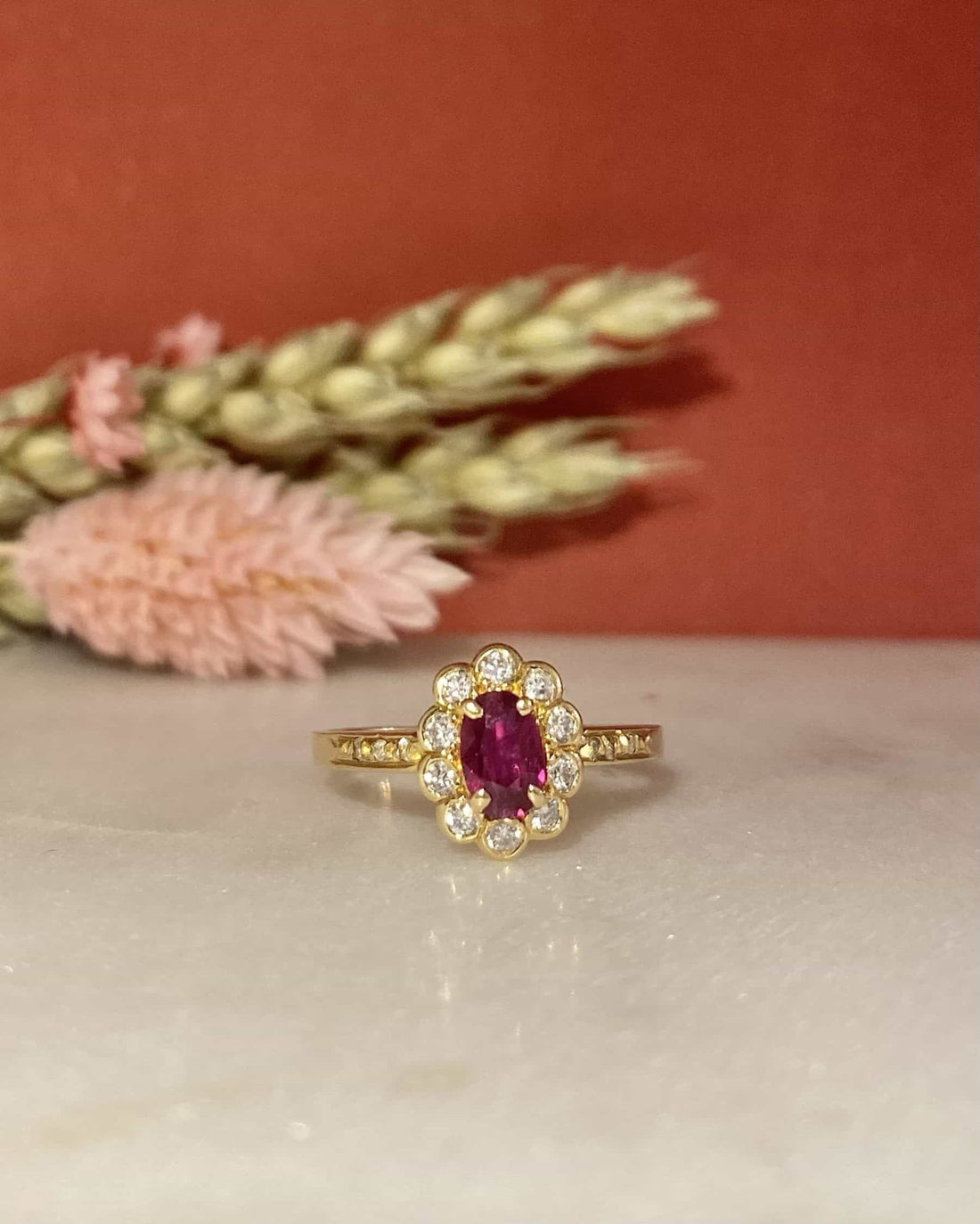 Bague Marguerite Rubis 0.50 Carat &amp; 16 Diamants &quot;Najiaa&quot; - Elliade Paris