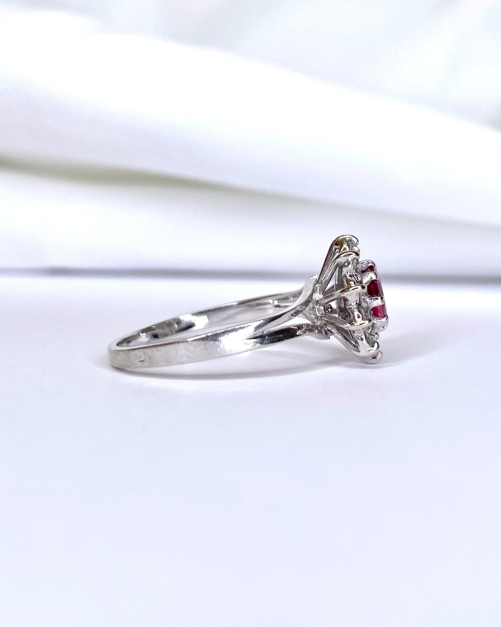 Bague Marguerite Rubis 0.55 carat &amp; Diamants 0.30 carat "Adeline" - Elliade Paris