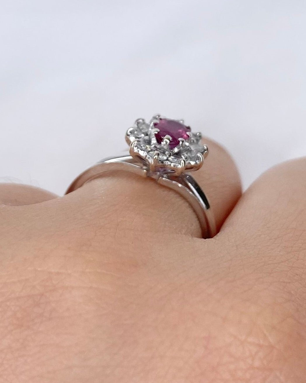 Bague Marguerite Rubis 0.55 carat &amp; Diamants 0.30 carat "Adeline" - Elliade Paris
