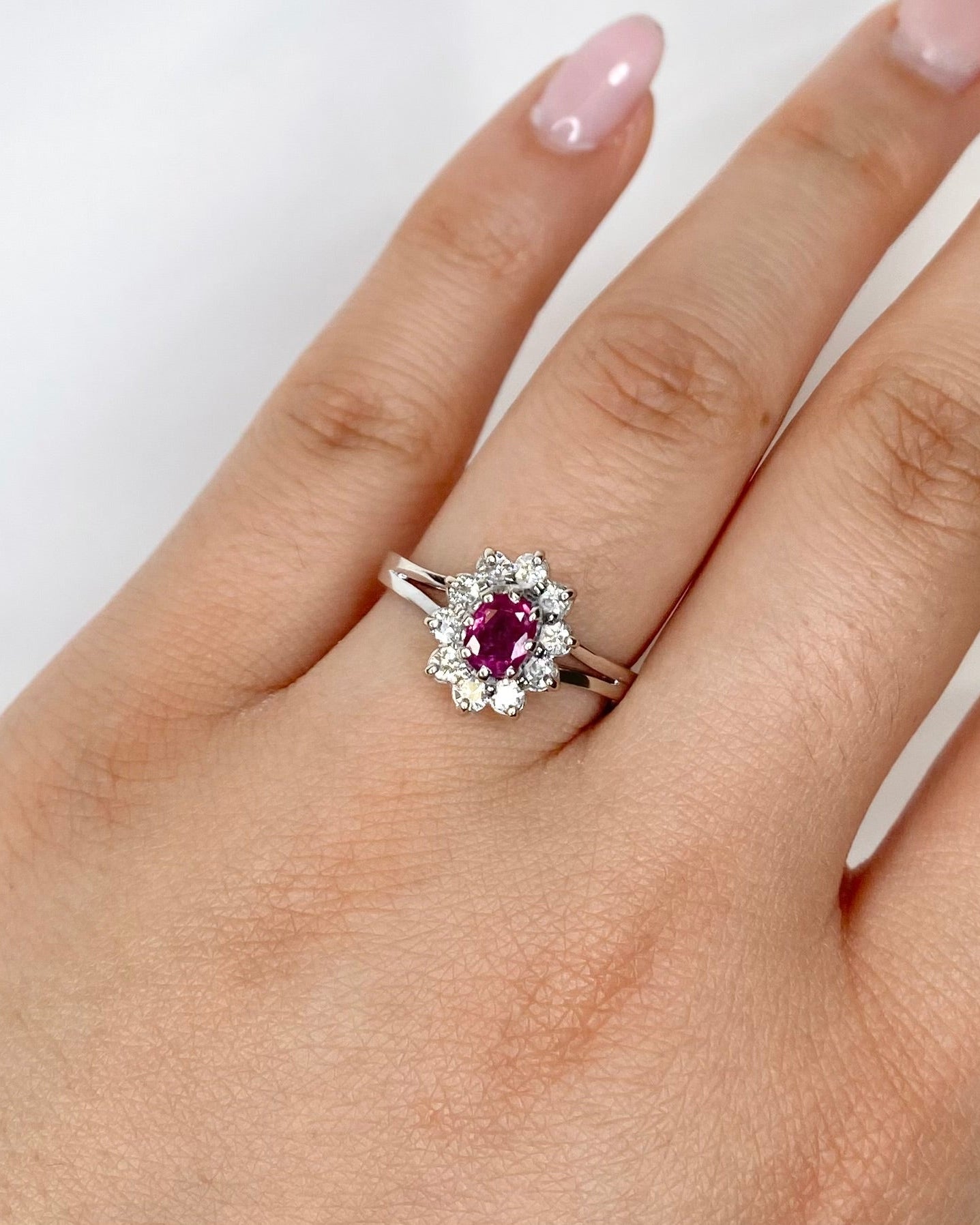 Bague Marguerite Rubis 0.55 carat &amp; Diamants 0.30 carat "Adeline" - Elliade Paris