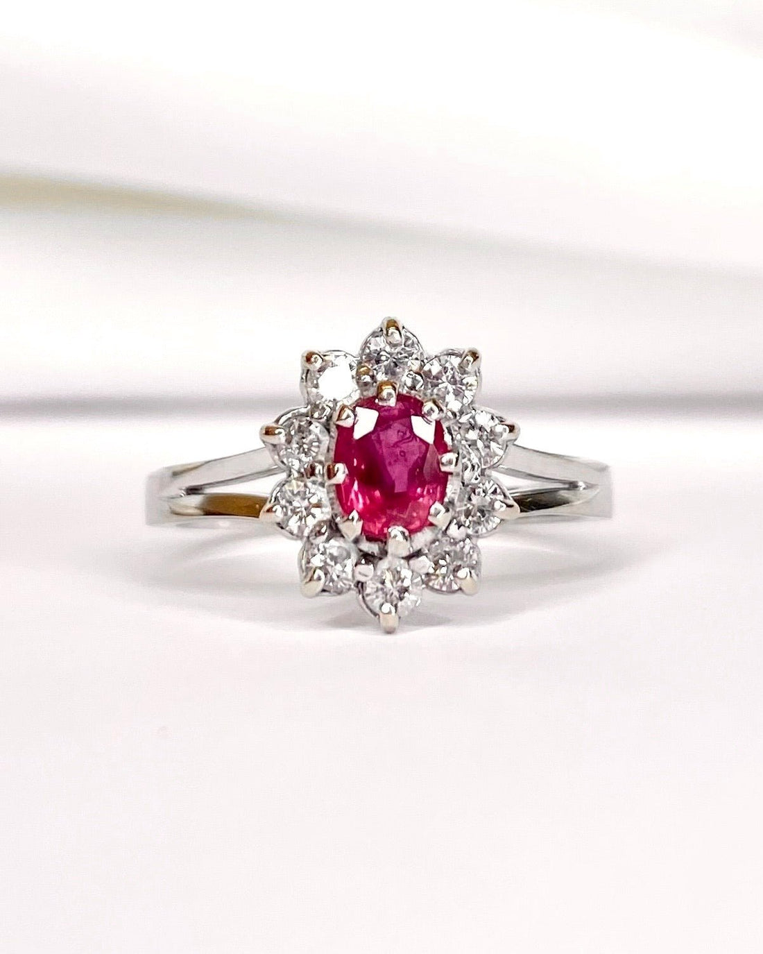 Bague Marguerite Rubis 0.55 carat &amp; Diamants 0.30 carat "Adeline" - Elliade Paris