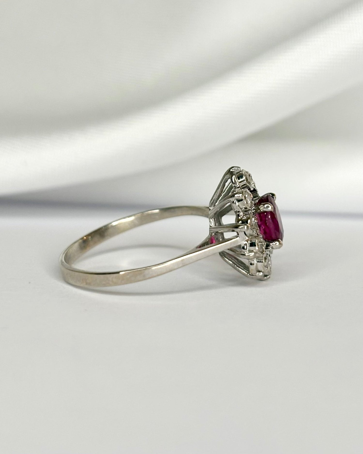 Bague Marguerite Rubis 0.55 carat &amp; Diamants 0.30 carat "Irène" - Elliade Paris