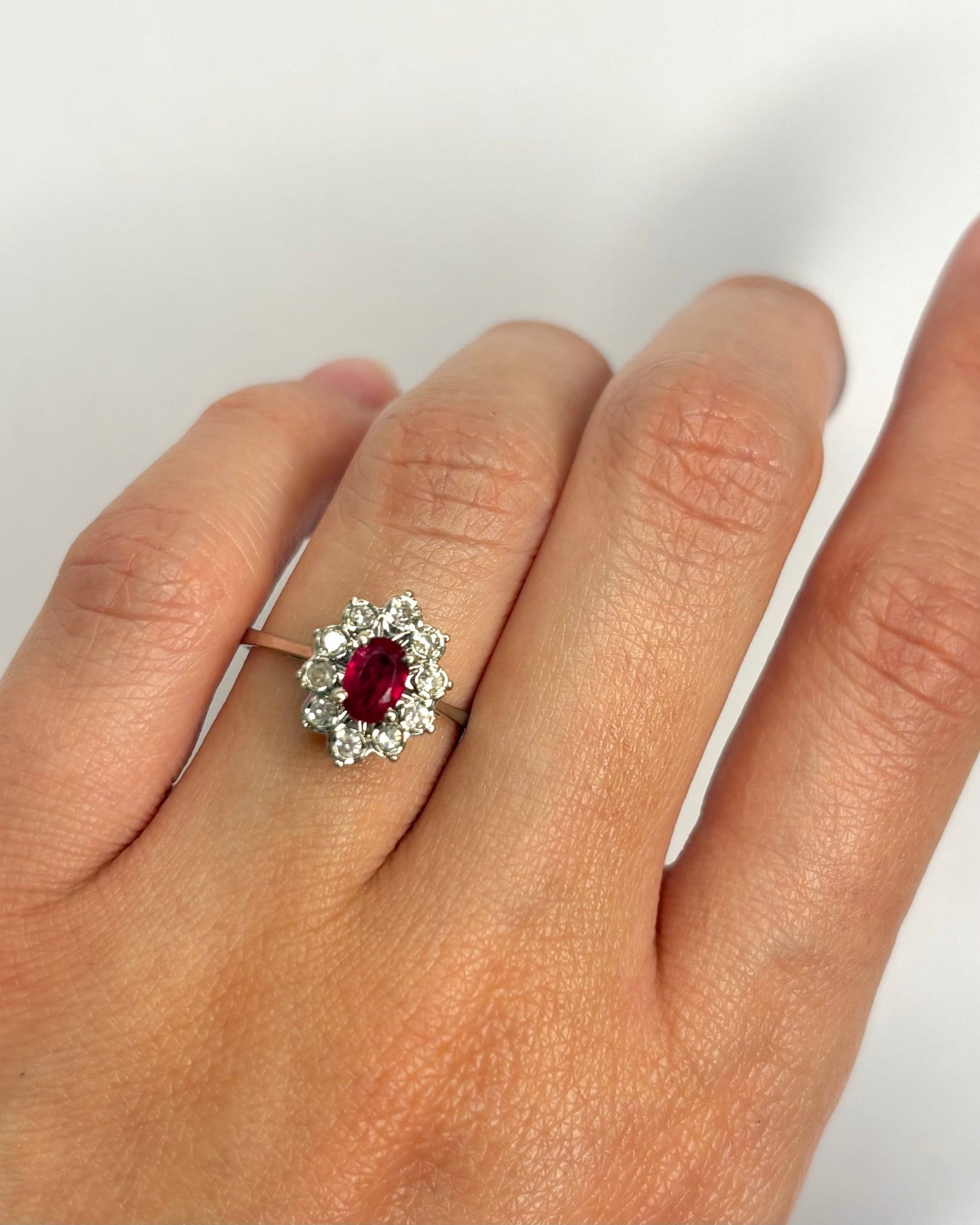 Bague Marguerite Rubis 0.55 carat &amp; Diamants 0.30 carat "Irène" - Elliade Paris