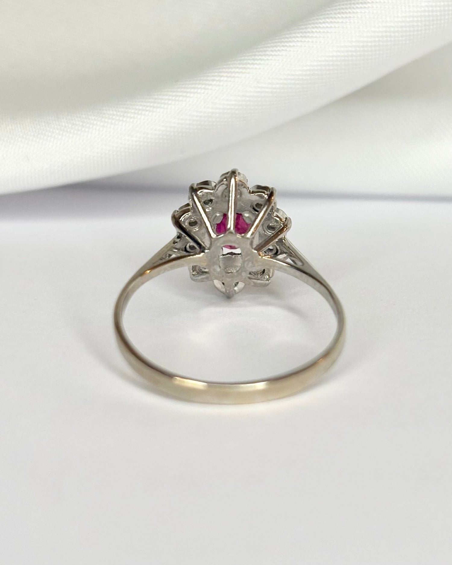 Bague Marguerite Rubis 0.55 carat &amp; Diamants 0.30 carat "Irène" - Elliade Paris
