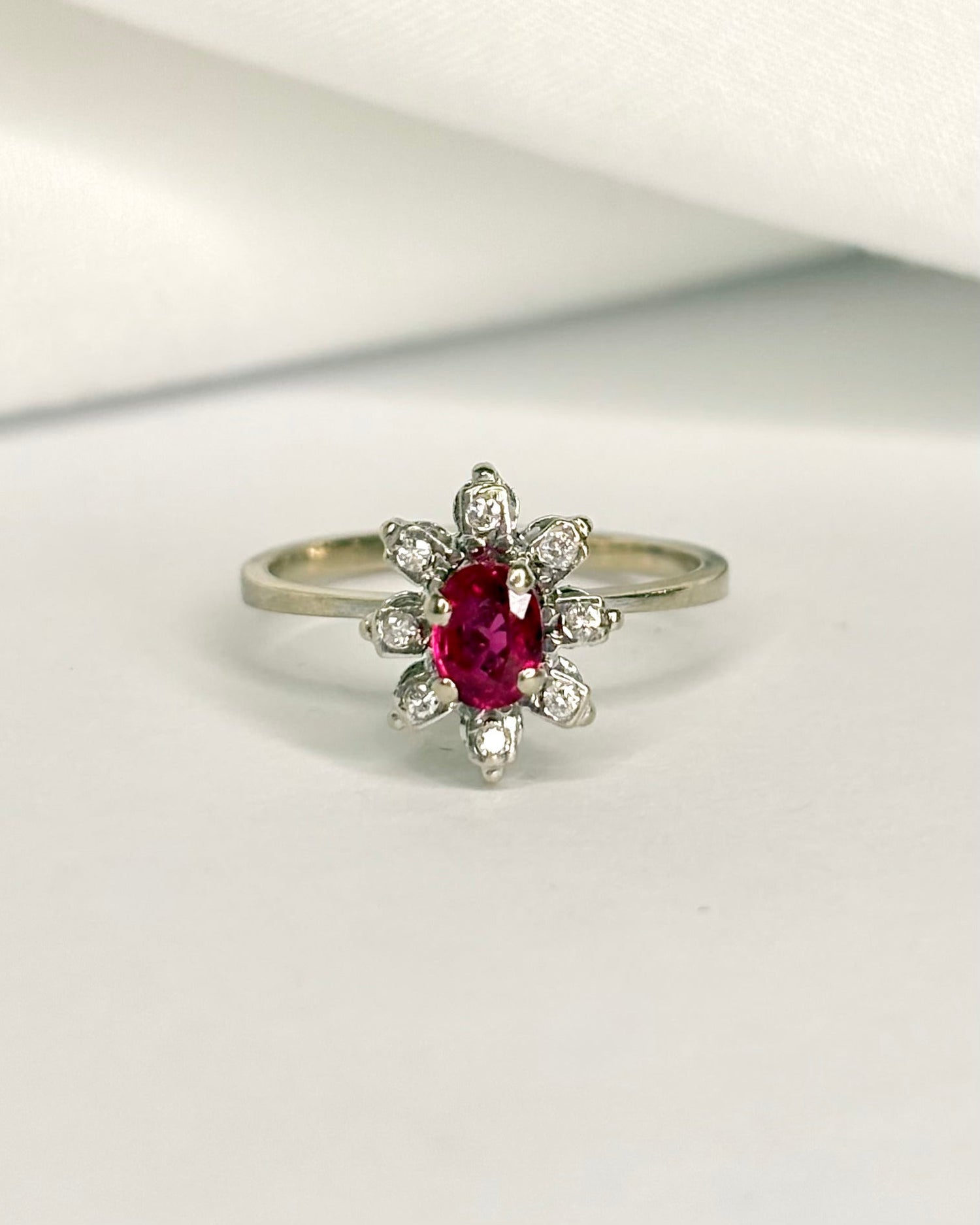 Bague Marguerite Rubis 0.57 carat &amp; Diamants "Tania" - Elliade Paris