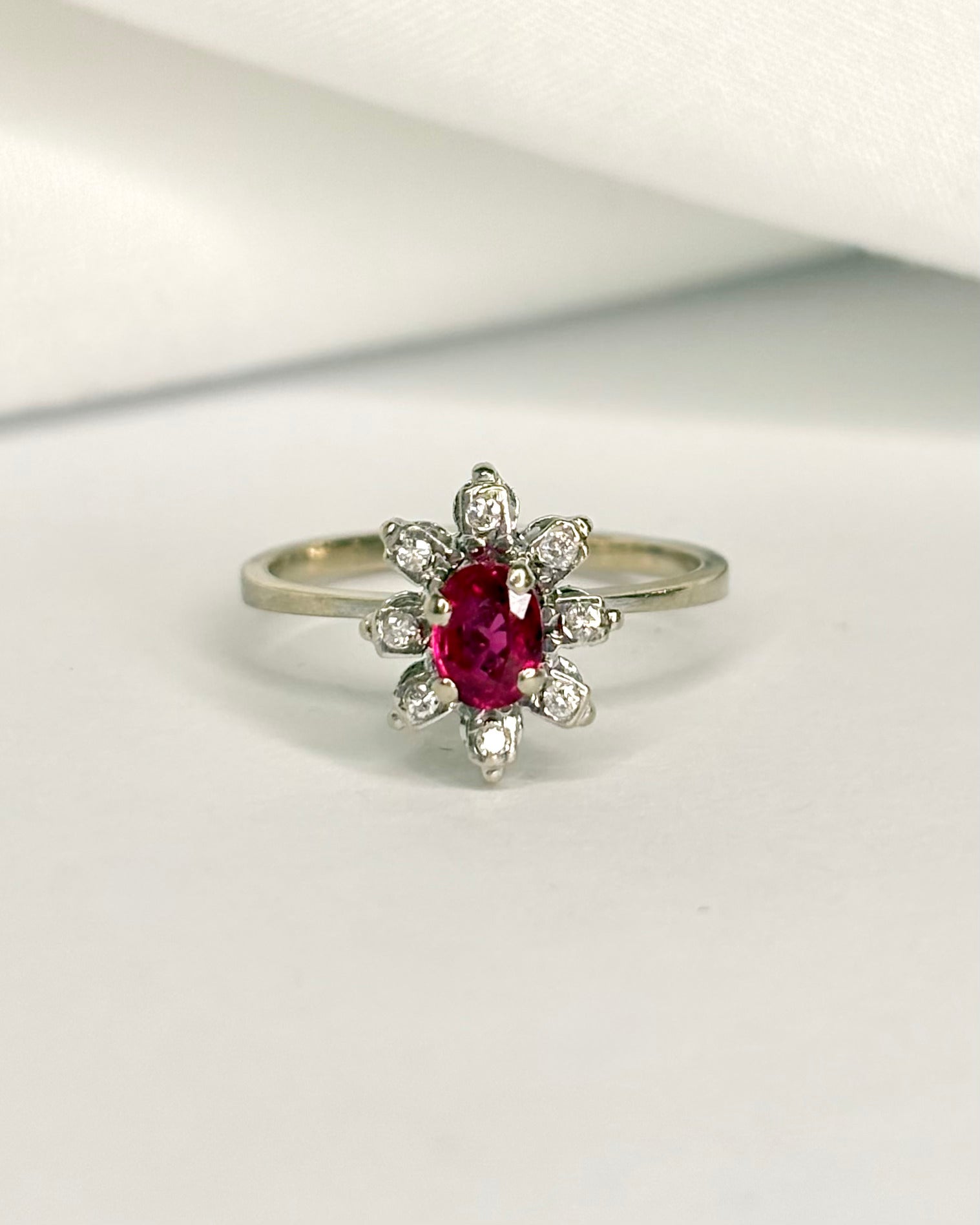 Bague Marguerite Rubis 0.57 carat &amp; Diamants "Tania" - Elliade Paris