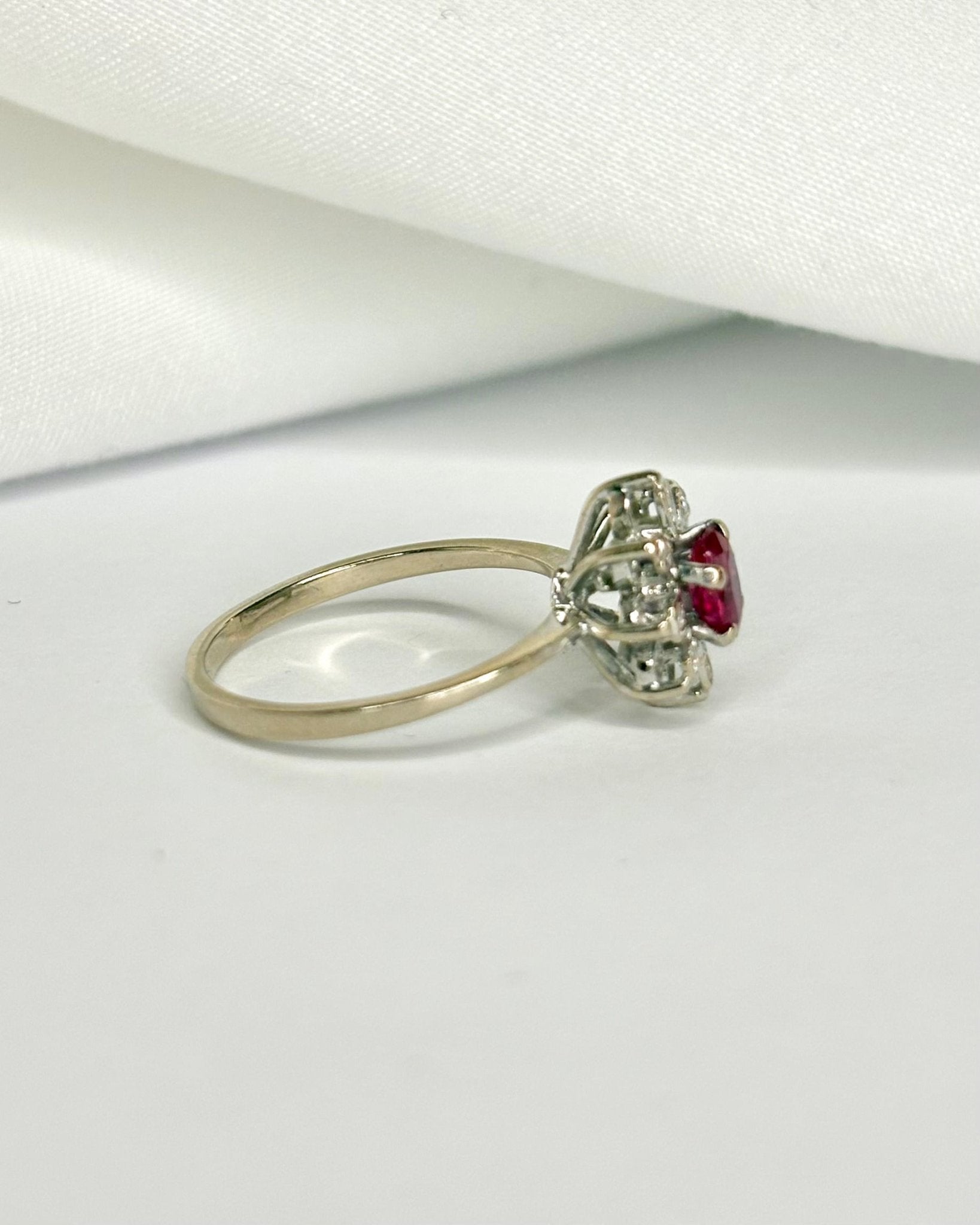 Bague Marguerite Rubis 0.57 carat &amp; Diamants "Tania" - Elliade Paris