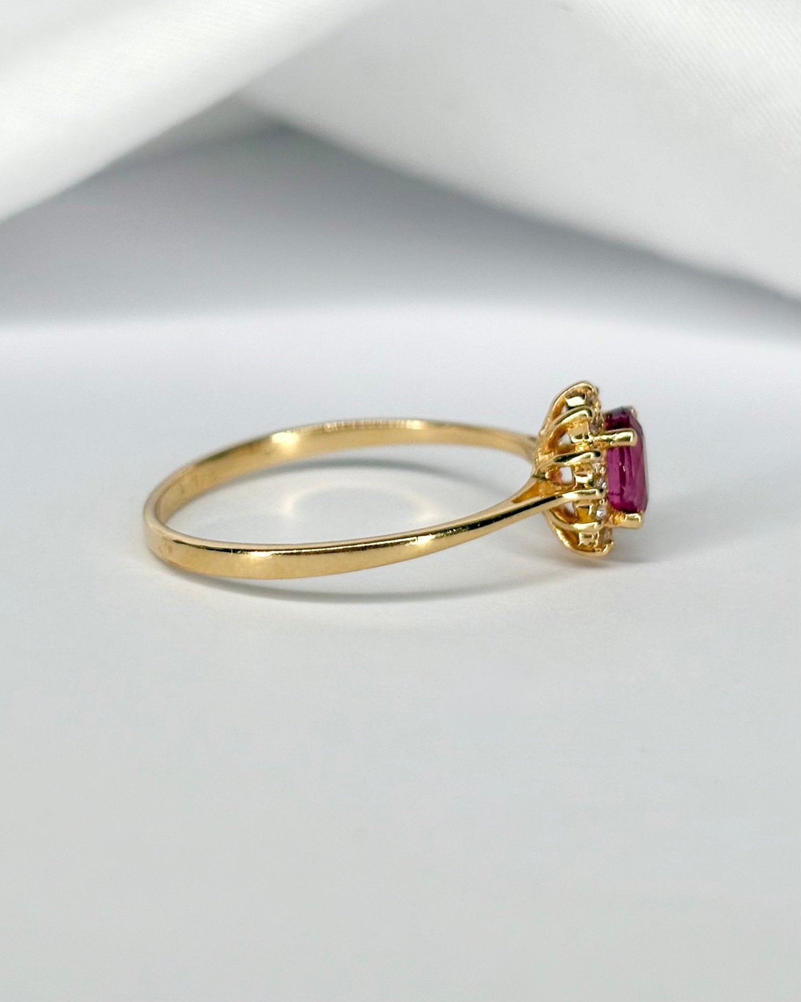 Bague Marguerite Rubis 0.60 carat &amp; 12 Diamants "Charlie" - Elliade Paris