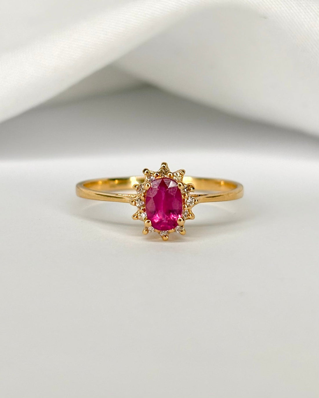Bague Marguerite Rubis 0.60 carat &amp; 12 Diamants "Charlie" - Elliade Paris