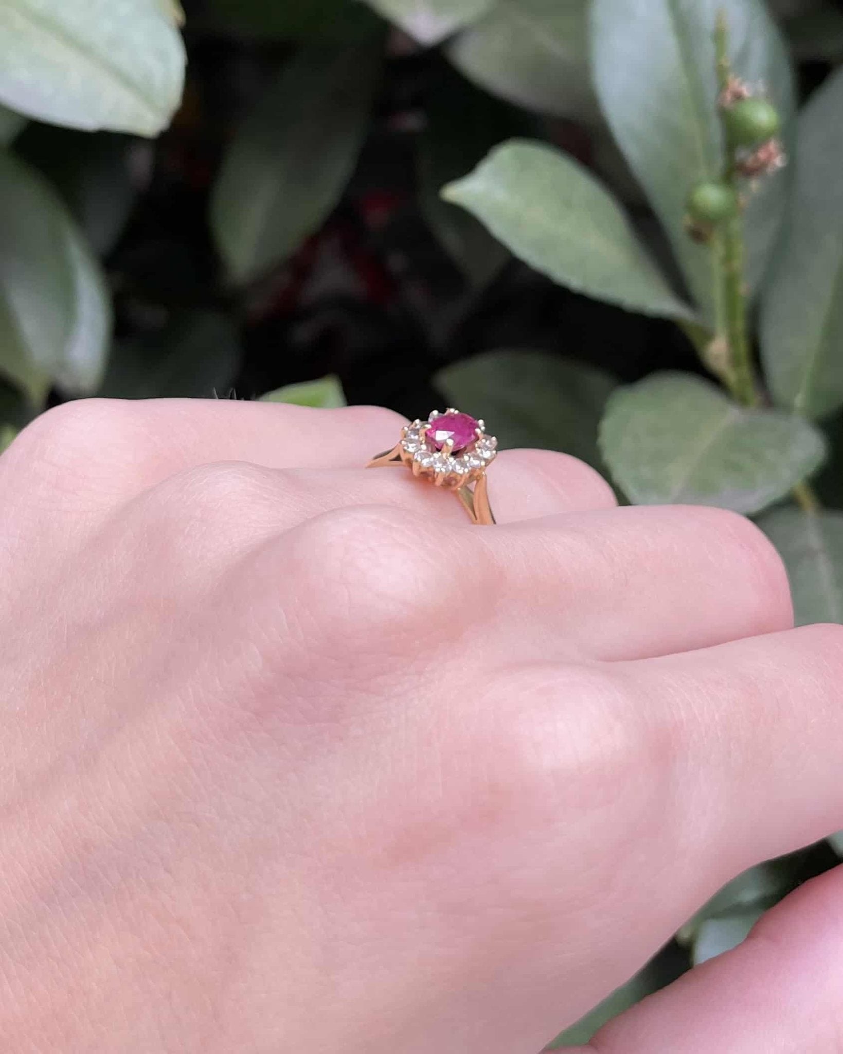 Bague Marguerite Rubis 0.60 carat &amp; Diamants 0.24 carat "Rosanne" - Elliade Paris
