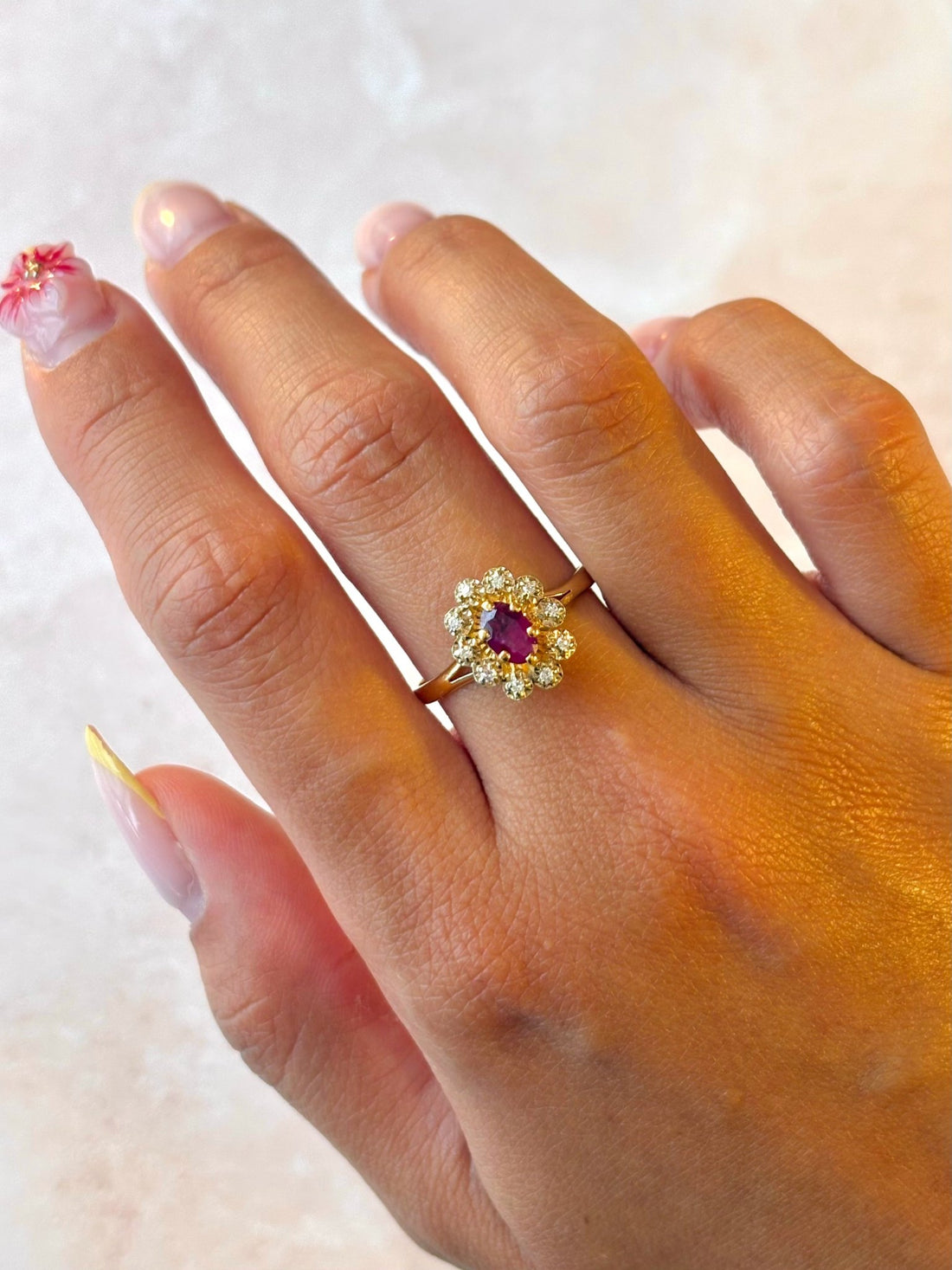 Bague Marguerite Rubis 0.60 carat &amp; Diamants "Coralie" - Elliade Paris