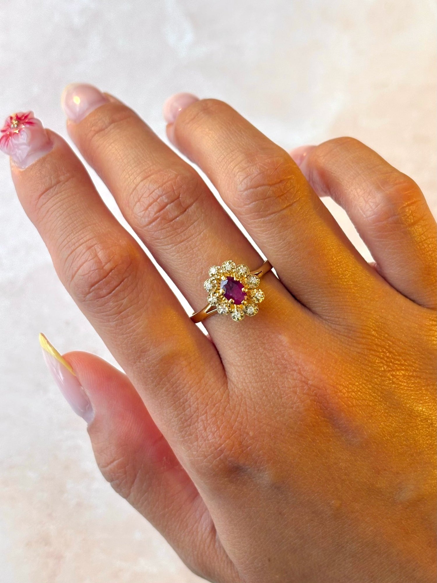 Bague Marguerite Rubis 0.60 carat &amp; Diamants "Coralie" - Elliade Paris