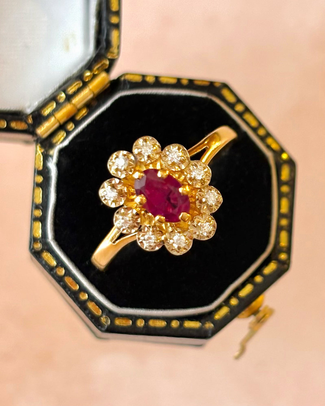 Bague Marguerite Rubis 0.60 carat &amp; Diamants "Coralie" - Elliade Paris